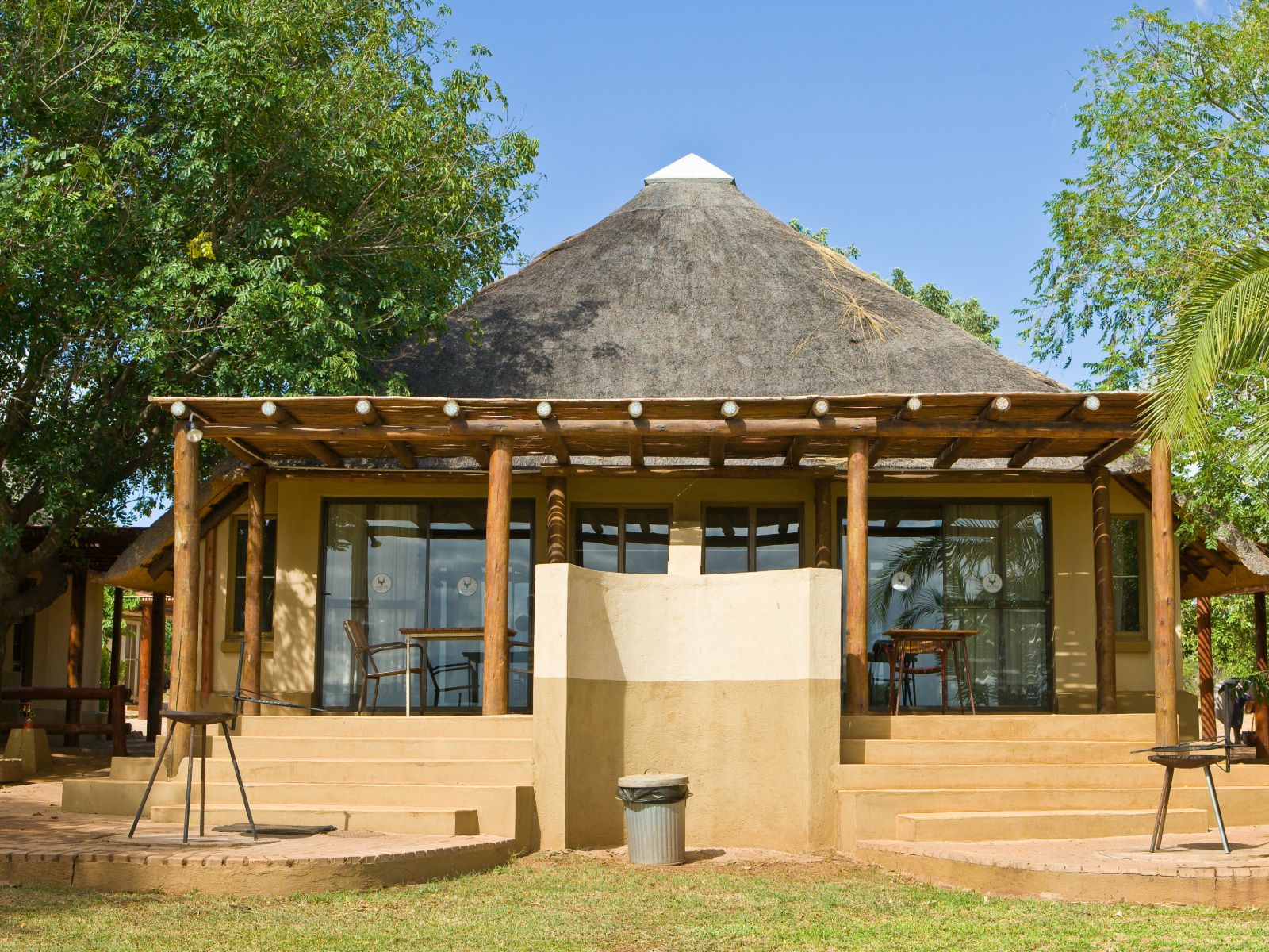 rondreis zuid afrika, kruger park, lower sabie rest camp 5rondreis zuid afrika, kruger park, lower sabie rest camp, vooraanzicht lodge