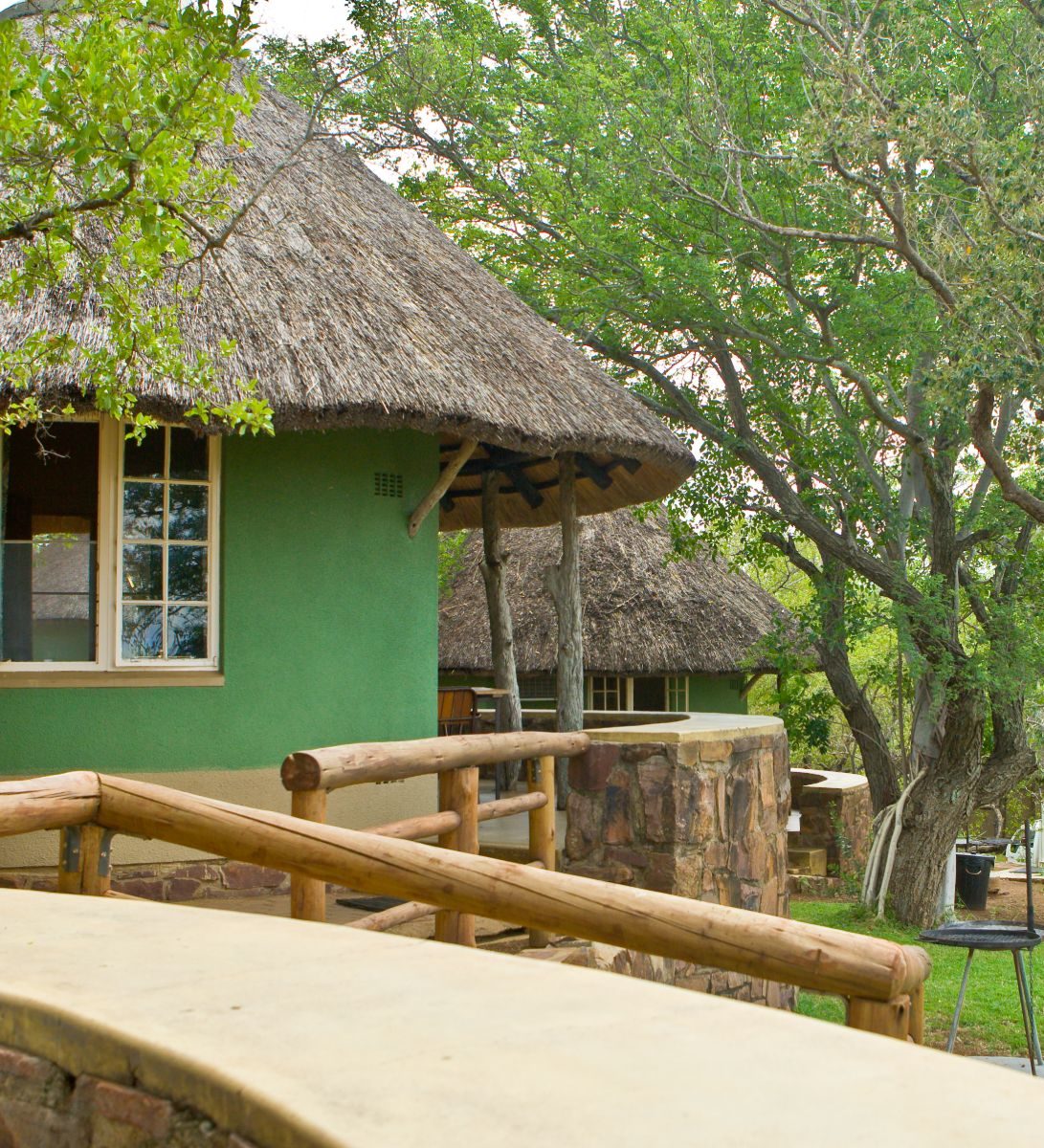 zuid afrika, kruger park, olifants rest camp, zijaanzicht huisjes