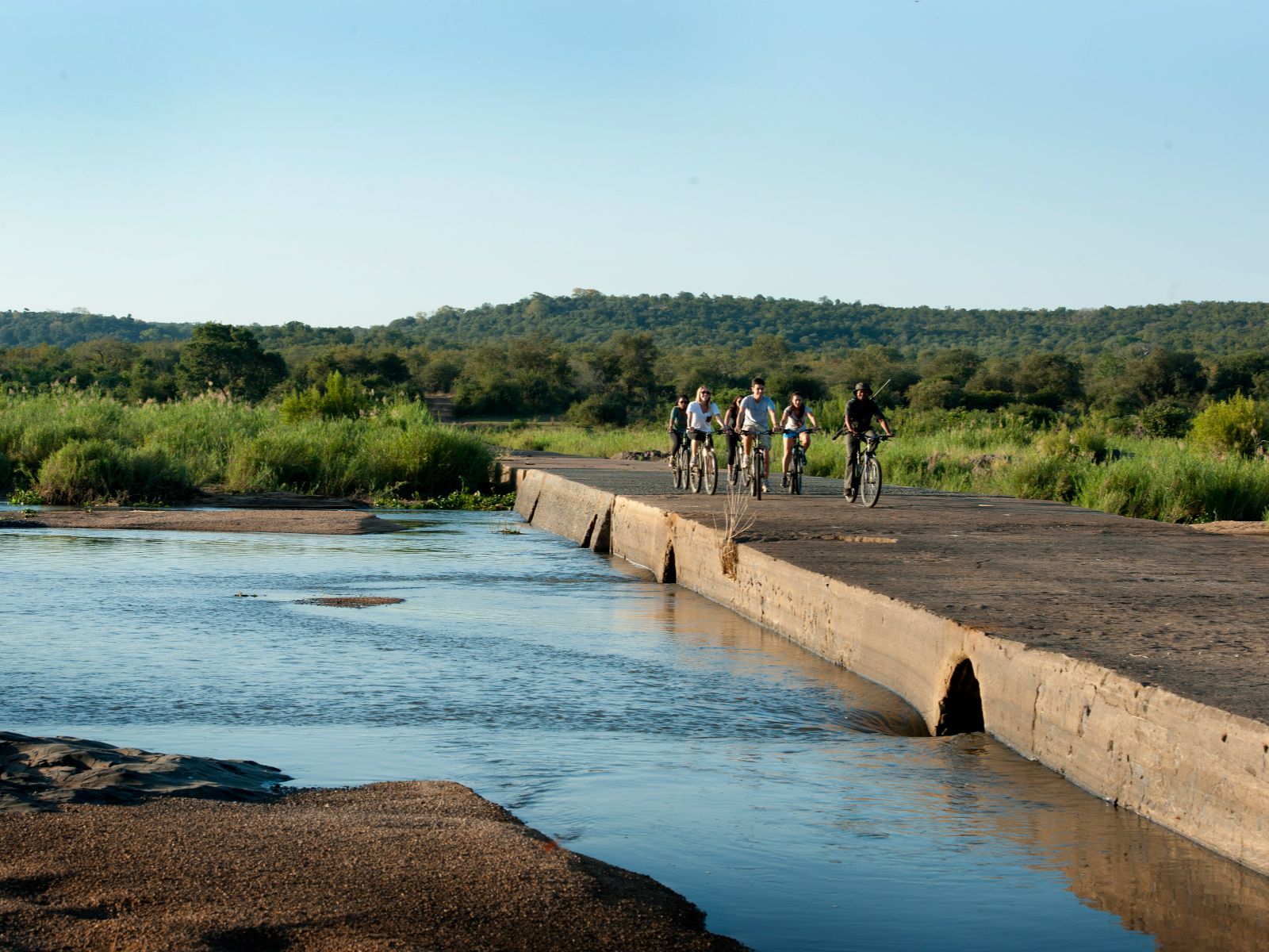 rondreis zuid afrika, kruger park, olifants rest camp, fietsers op een brug