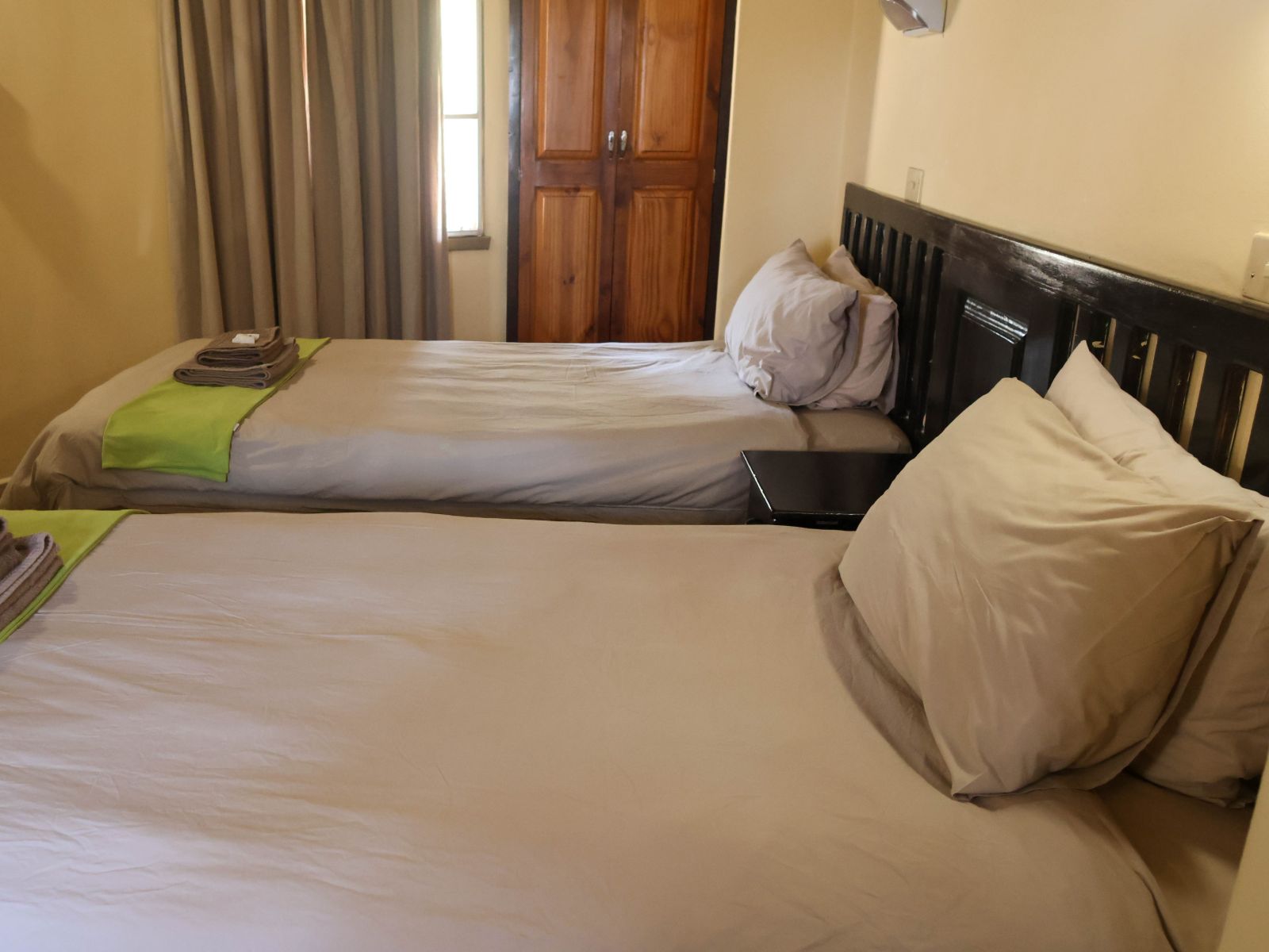 rondreis zuid afrika, kruger park satara rest camp, zijaanzicht twin bedden