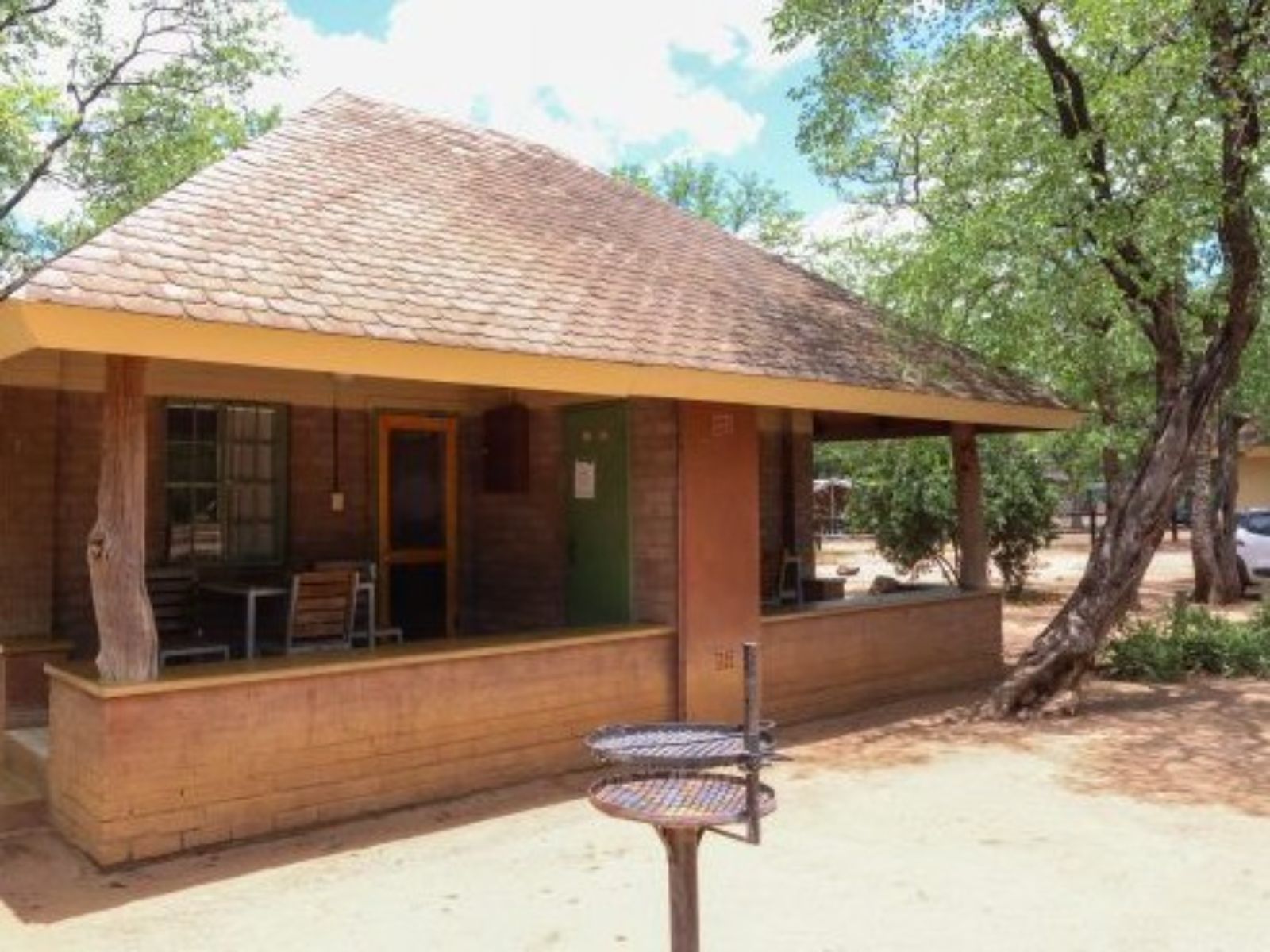 rondreis zuid afrika, kruger park, shingwedzi rest camp, buitenaanzicht lodge