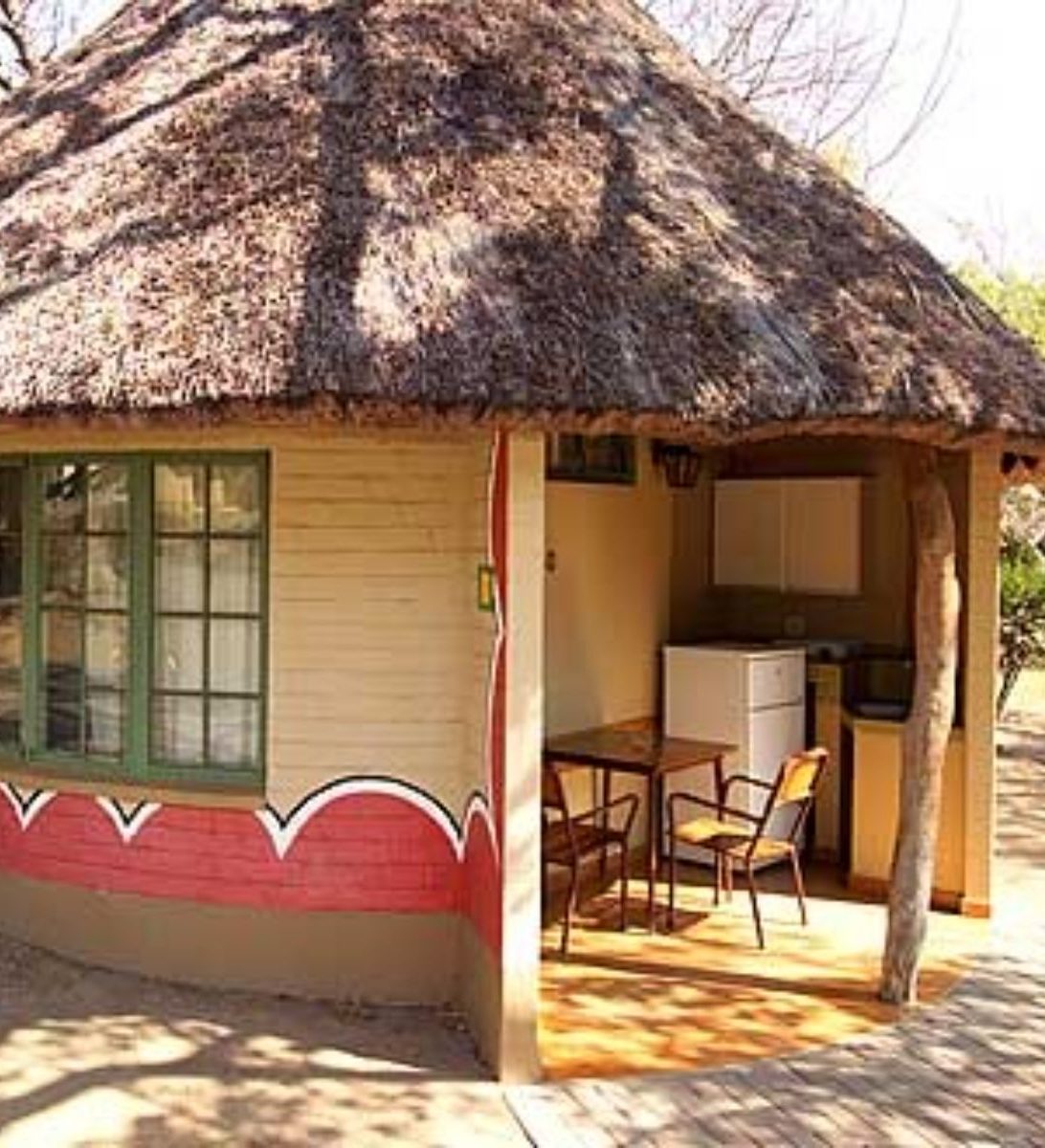 rondreis zuid afrika, kruger park skukuza rest camp, buitenaanzicht lodge