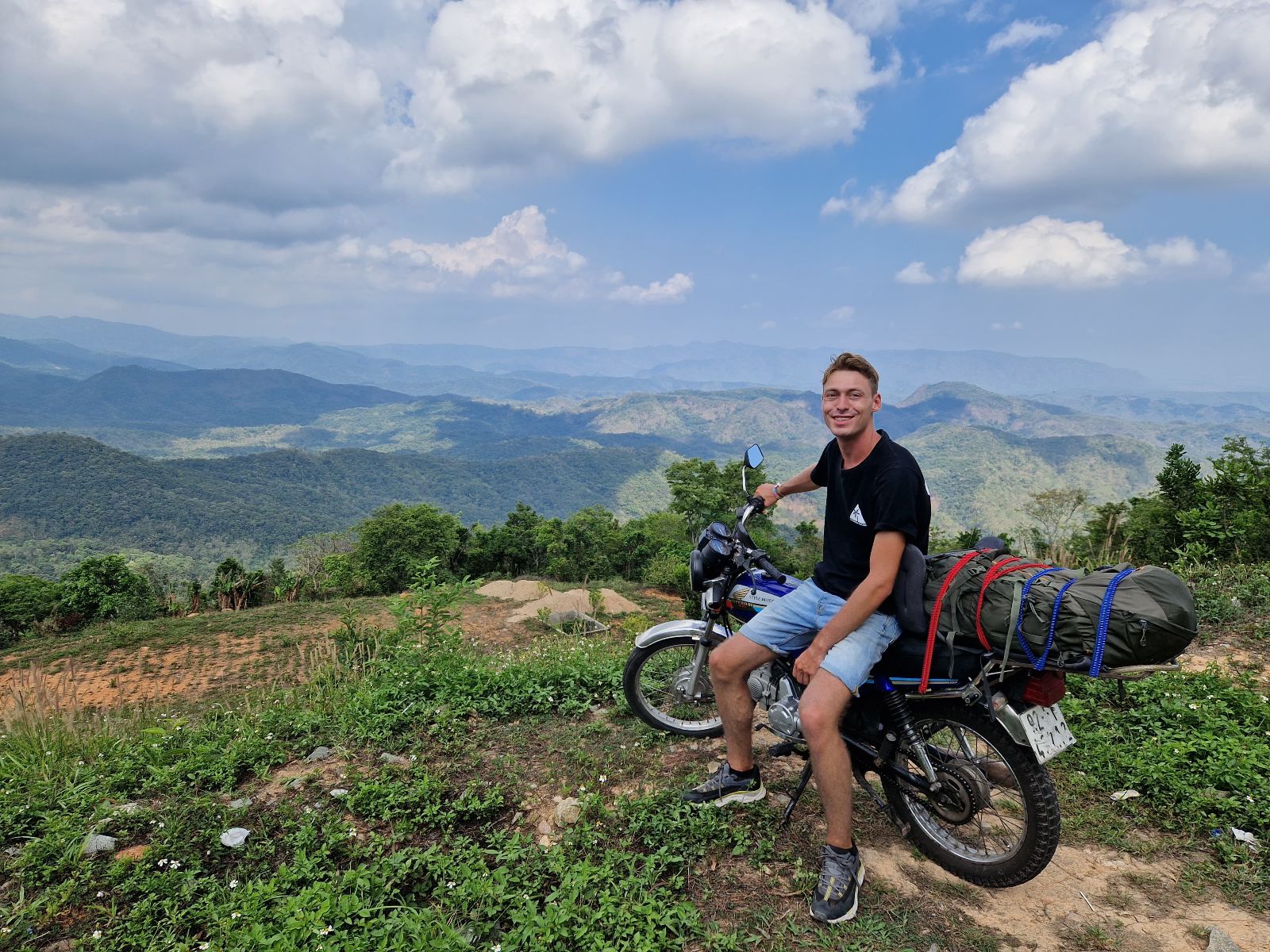 Medewerker Joshua met mountainbike