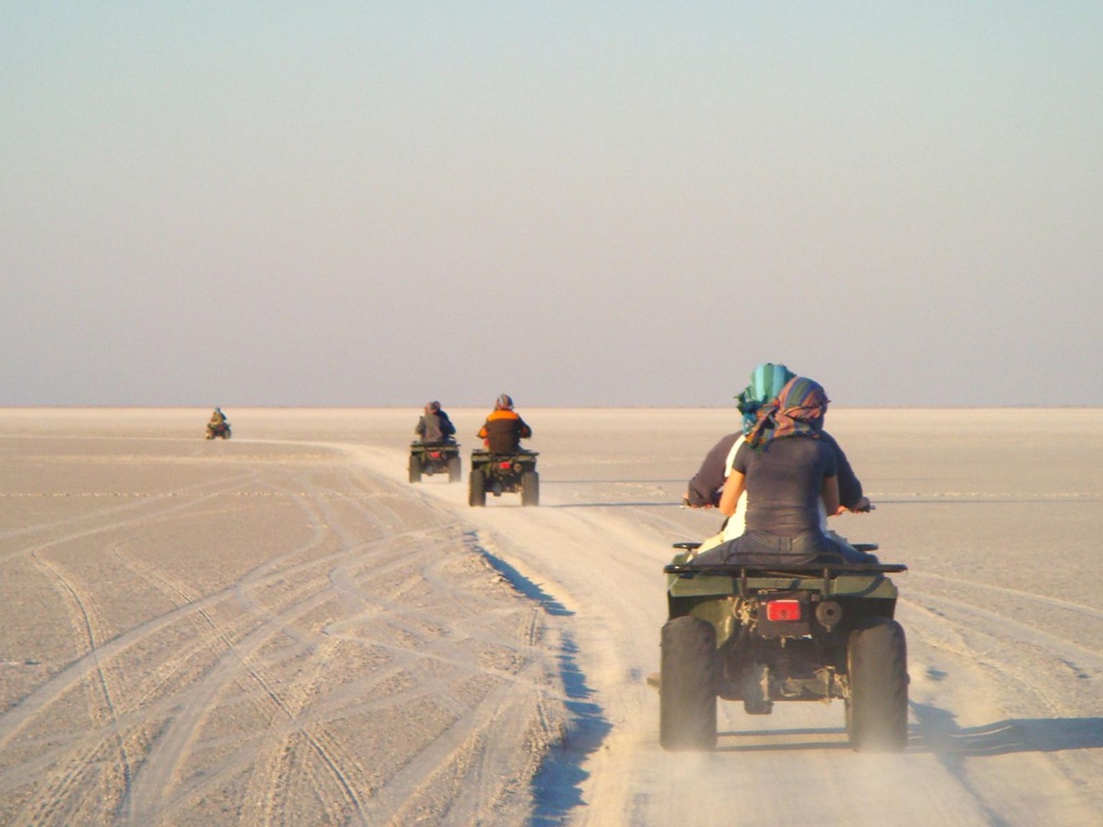 Rondreis Botswana, Makgadikgadi zoutpannen, quadrijden op de zoutvlakte
