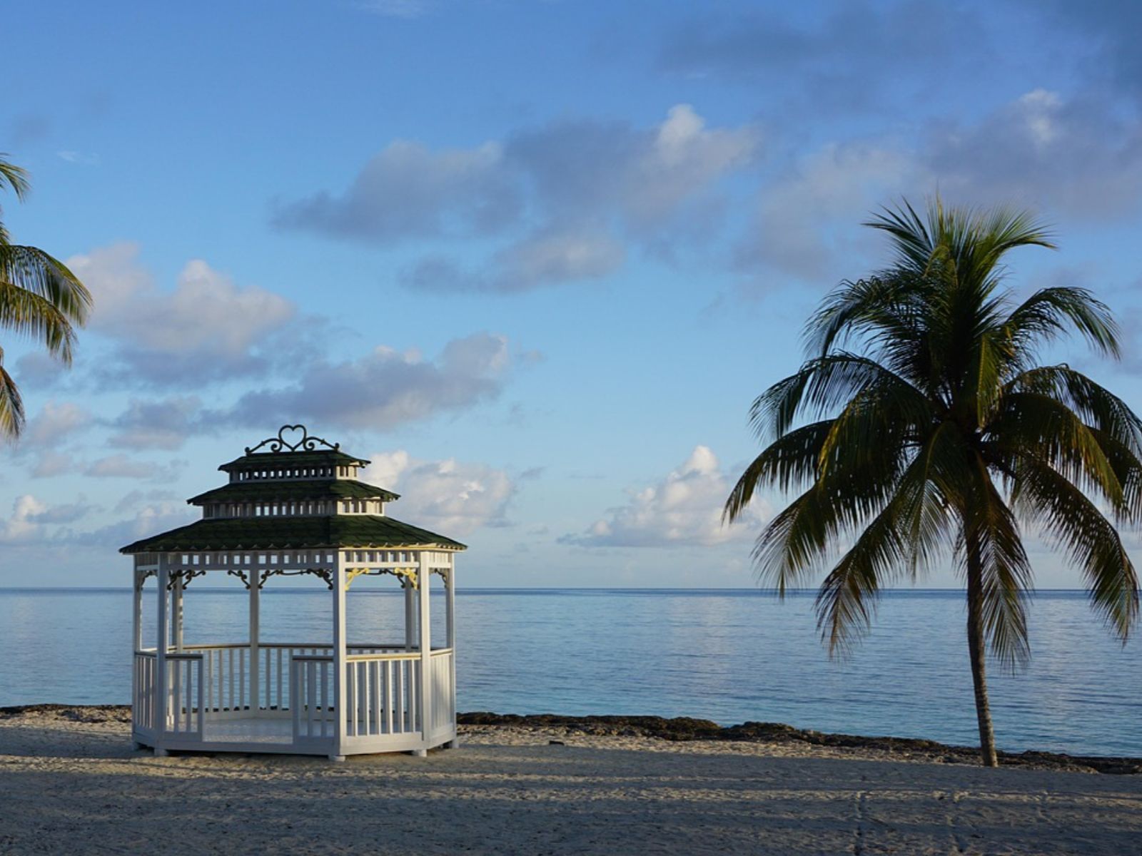 Rondreis Cuba, Guardalavaca, strand met palmbomen