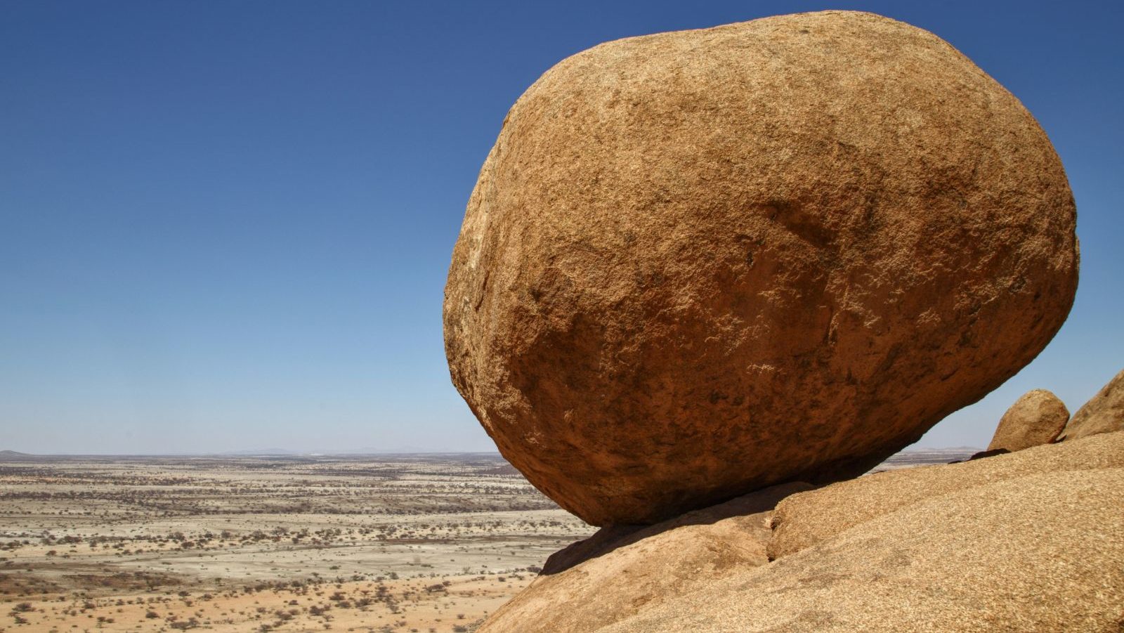 Rondreis Namibië, Erongo Mountains, grote steen