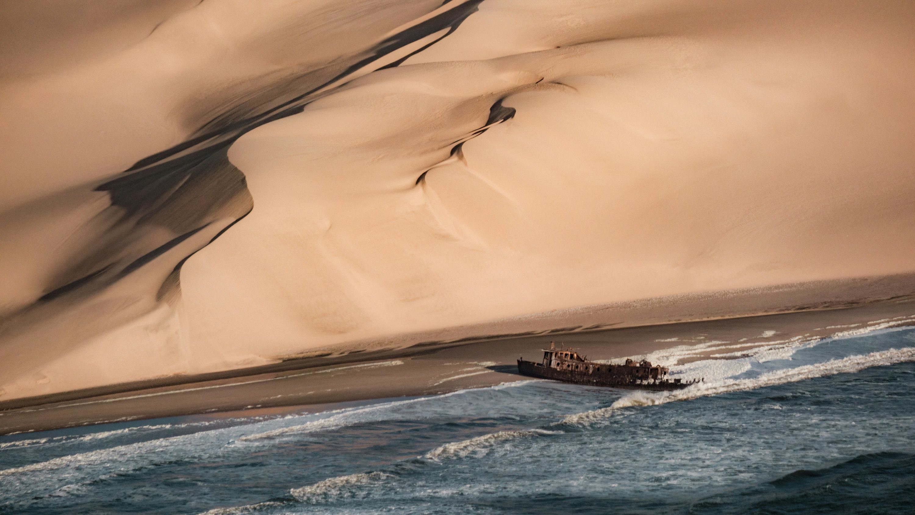 Rondreis Namibië, Skeleton Coast, strand met scheepswrak