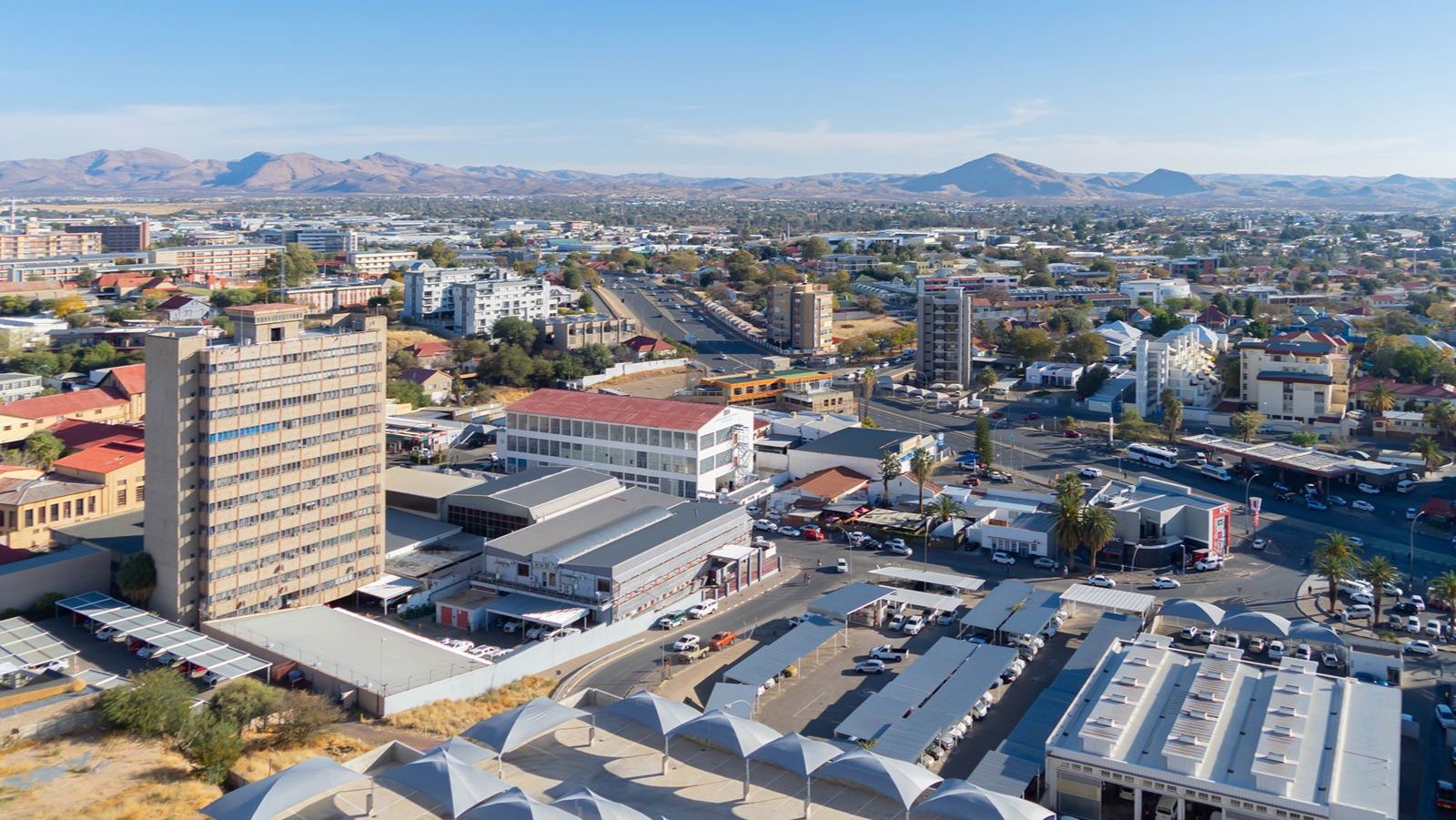Rondreis Namibie Windhoek uitzicht over de stad