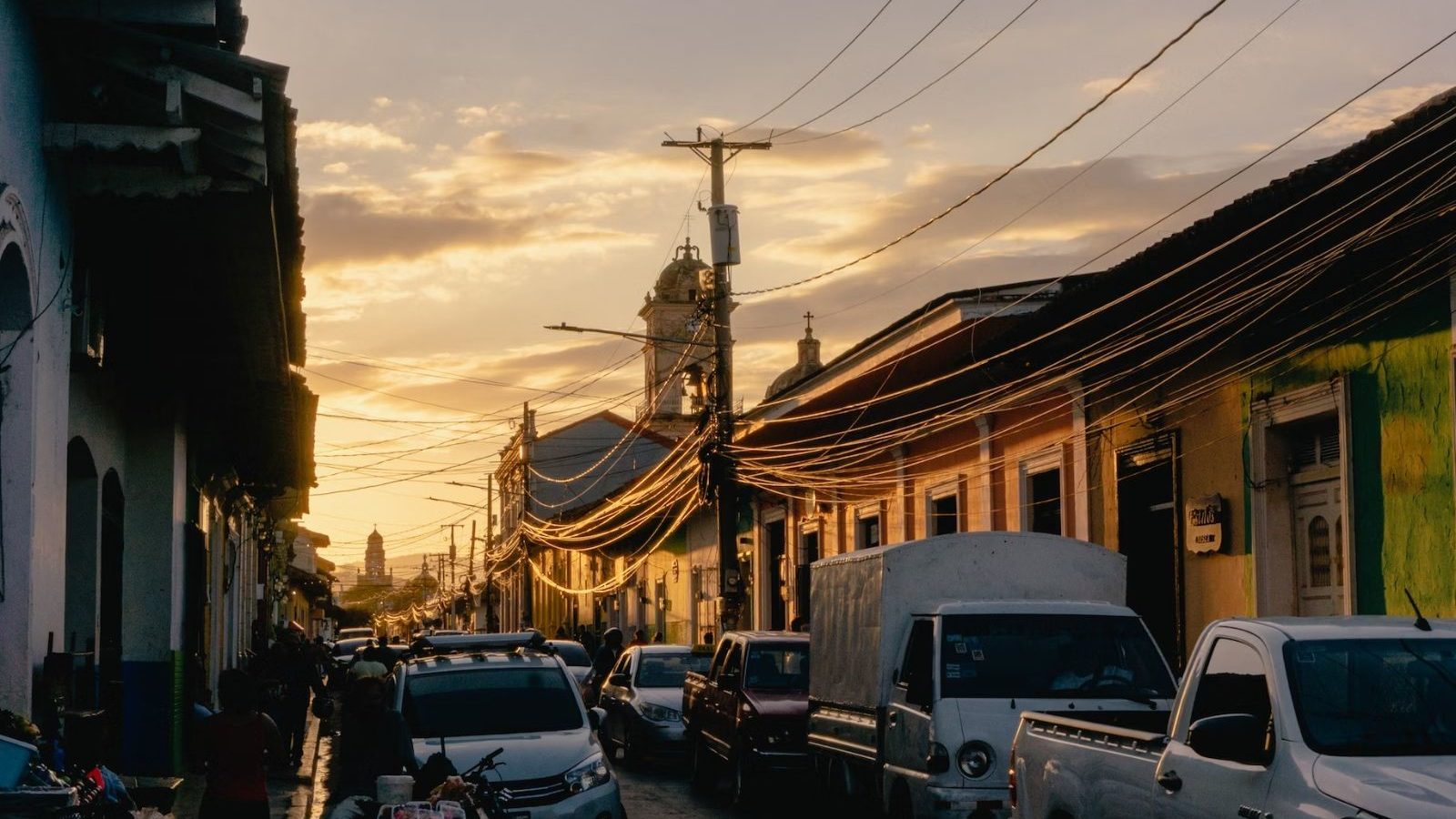 Rondreis Nicaraqua, Granada, straat met zonsondergang