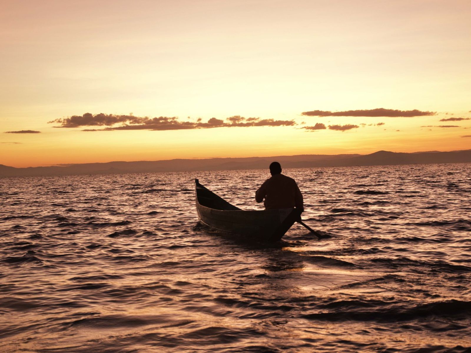 Rondreis Oeganda, Lake Victoria, vissersbootje op het meer