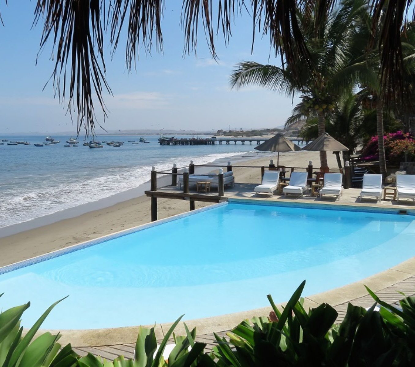 rondreis peru - mancora strand - zwembad