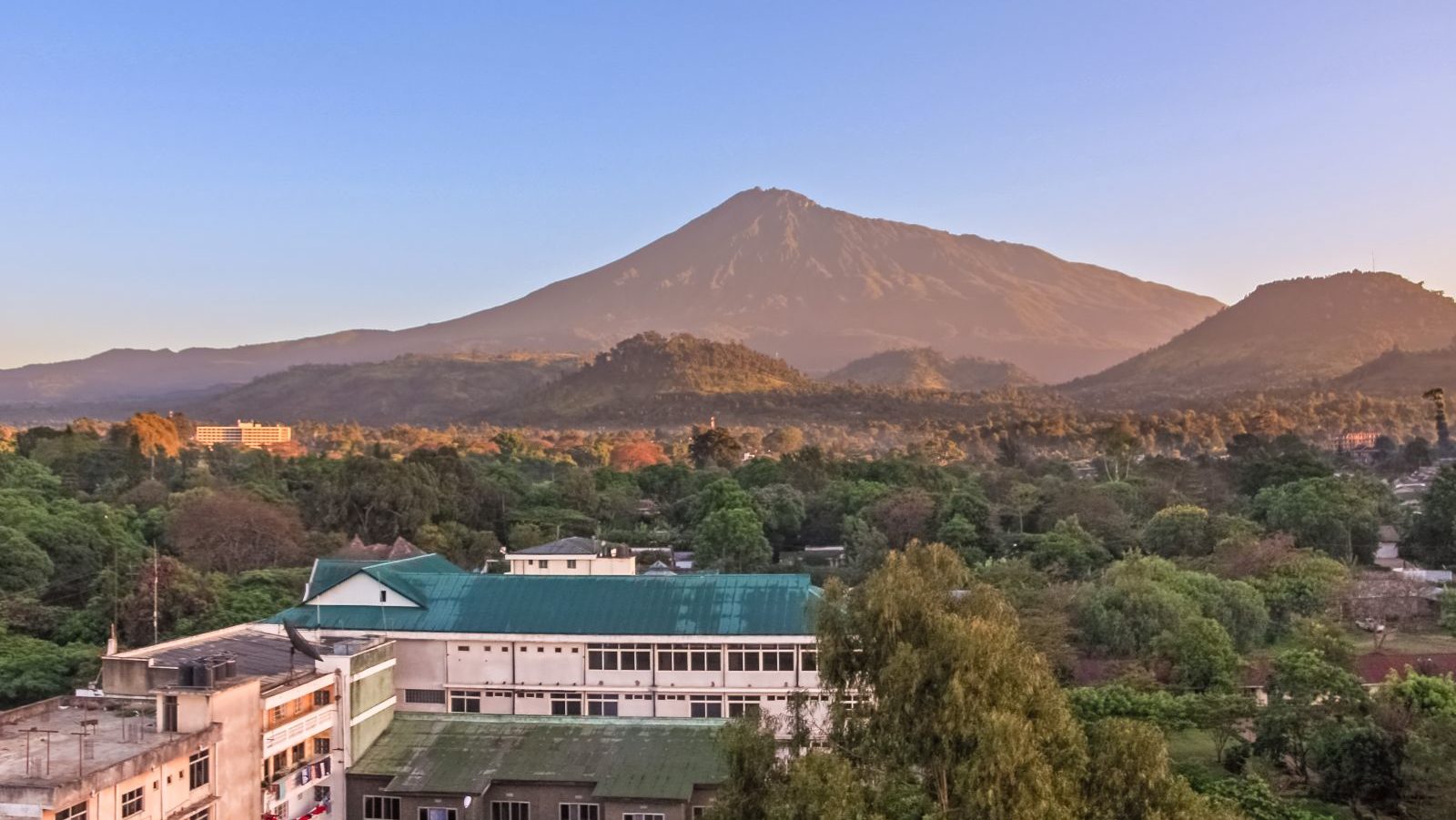 Rondreis Tanzania, Arusha, de stad met zonsopkomst boven Mount Meru