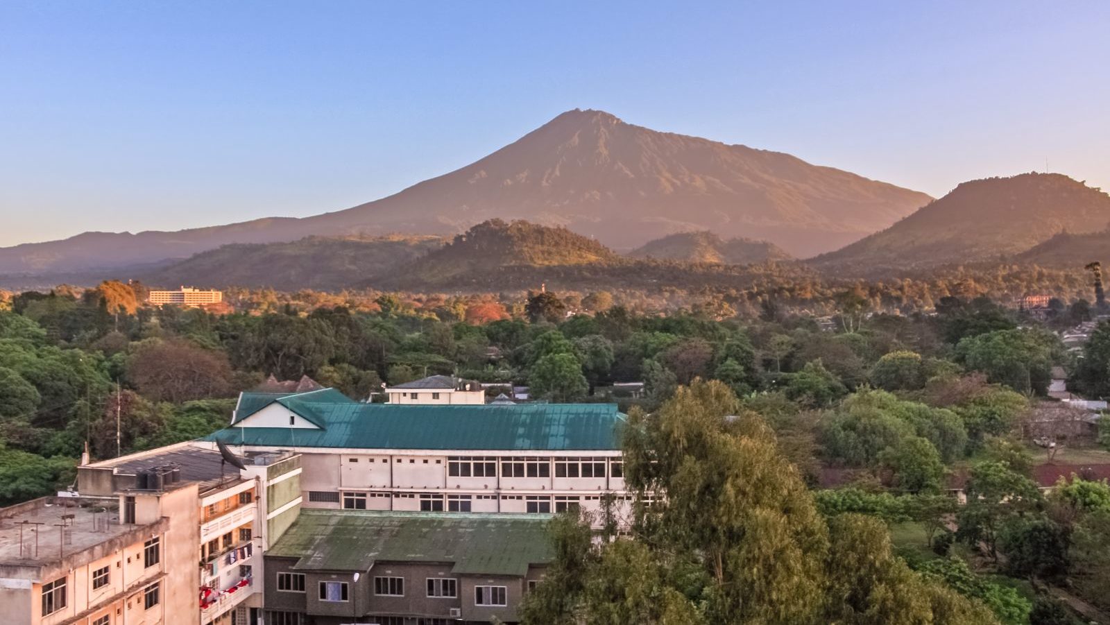 Rondreis Tanzania, Arusha, de stad met zonsopkomst boven Mount Meru