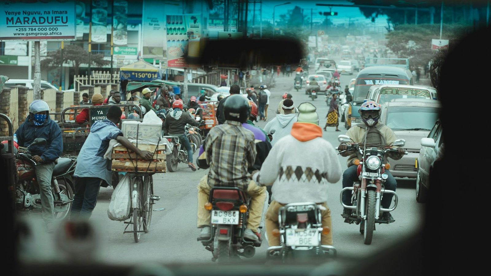 Rondreis Tanzania, Arusha stad, auto in het drukke verkeer
