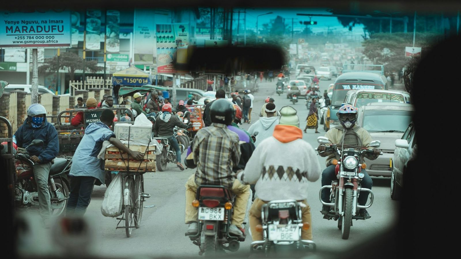 Rondreis Tanzania, Arusha stad, auto in het drukke verkeer