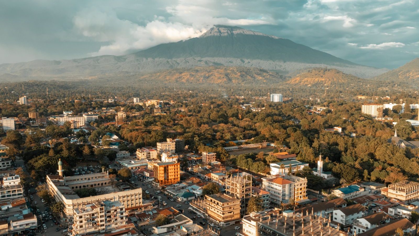 Rondreis Tanzania, Arusha, stad met op de achtergrond Mount Meru