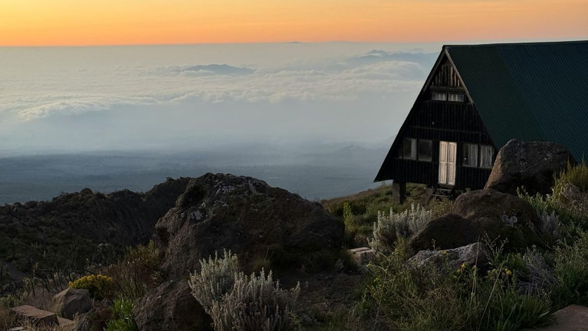 Rondreis Tanzania, Kilimanjaro trekking, Kilimanjaro huts in de schemering