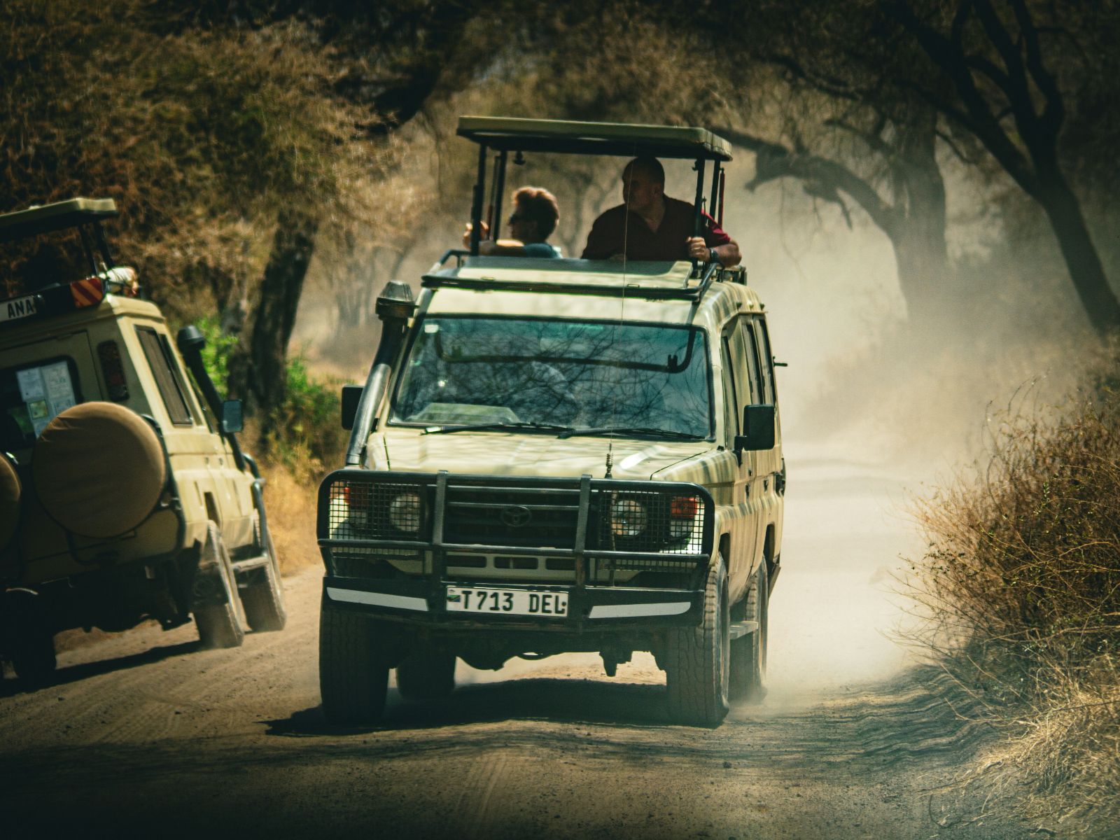 Rondreis Tanzania, Lake Manyara National Park, safaritruck op stoffig weggetje