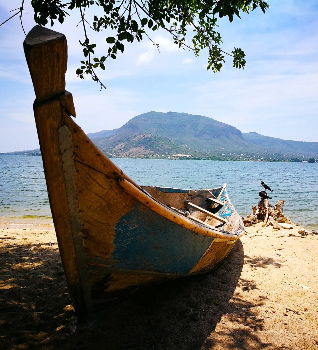 Rondreis-Tanzania-Lake-Victoria-bootje-op-de-oever