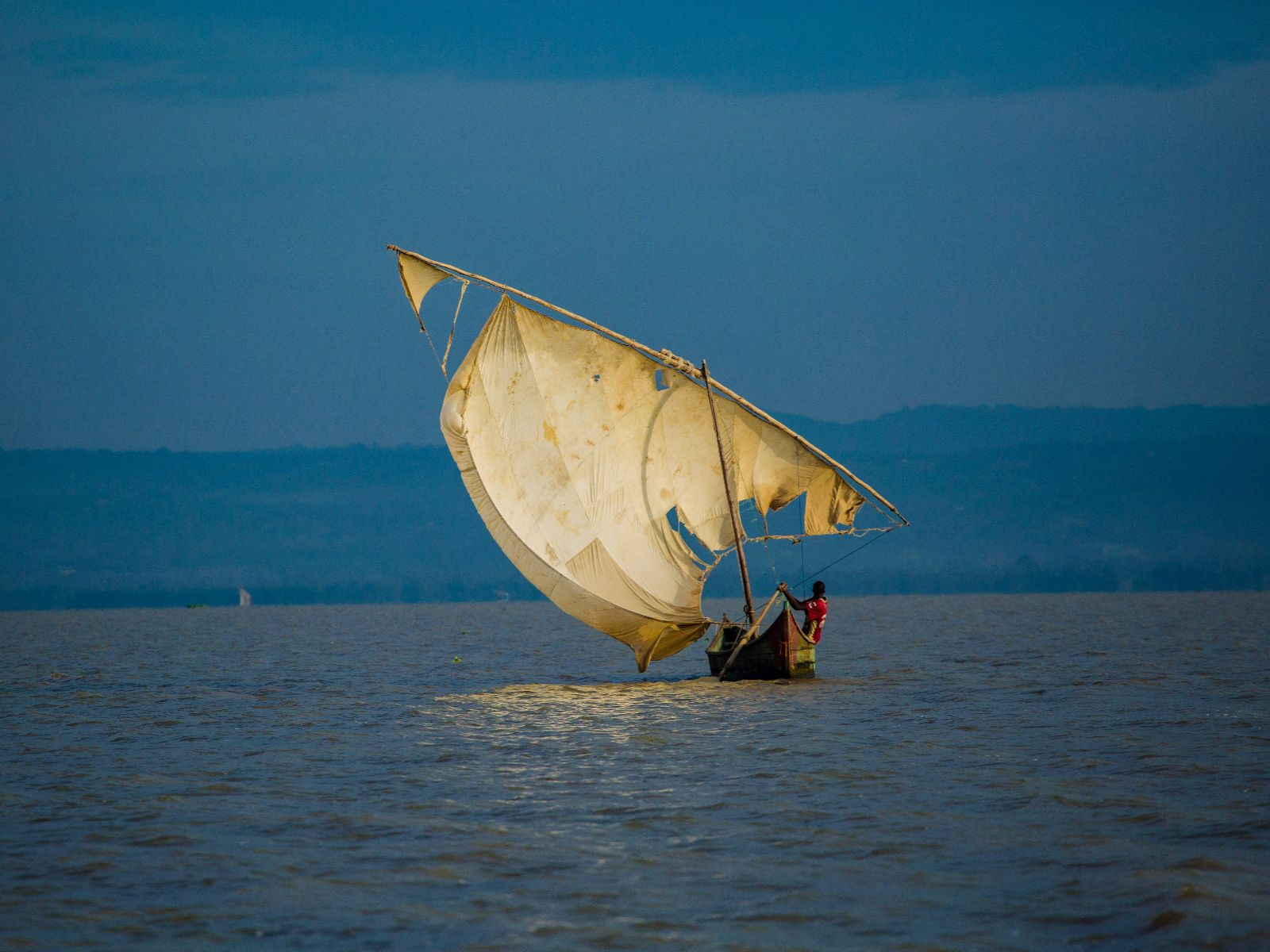 Rondreis Tanzania, Lake Victoria, vissersbootje op het water