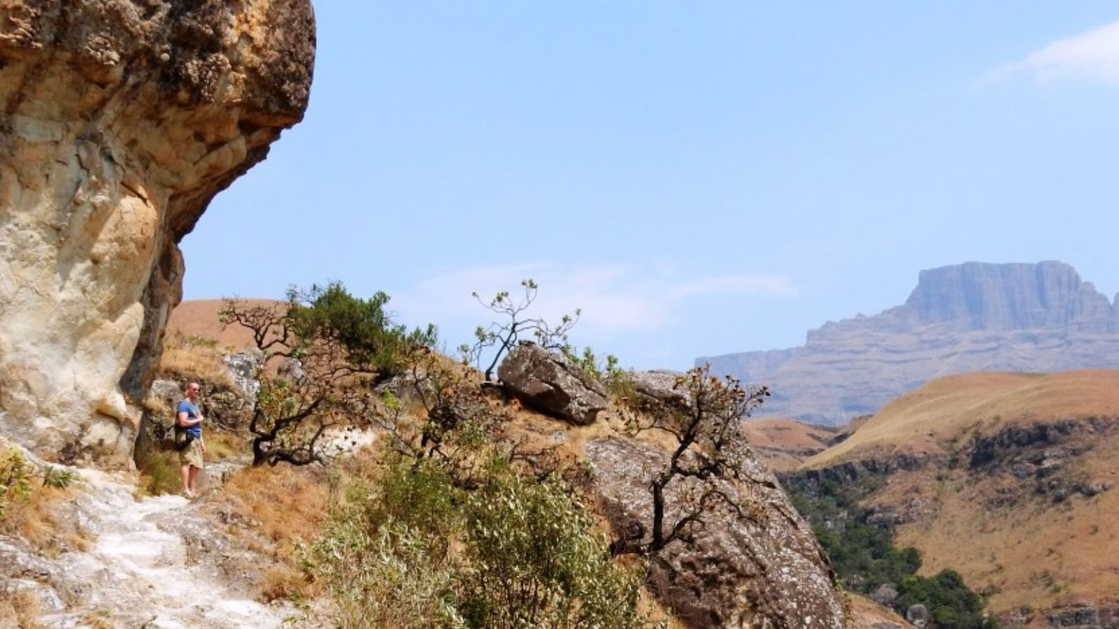 Rondreis Zuid-Afrika, Drakensbergen, persoon op een pad