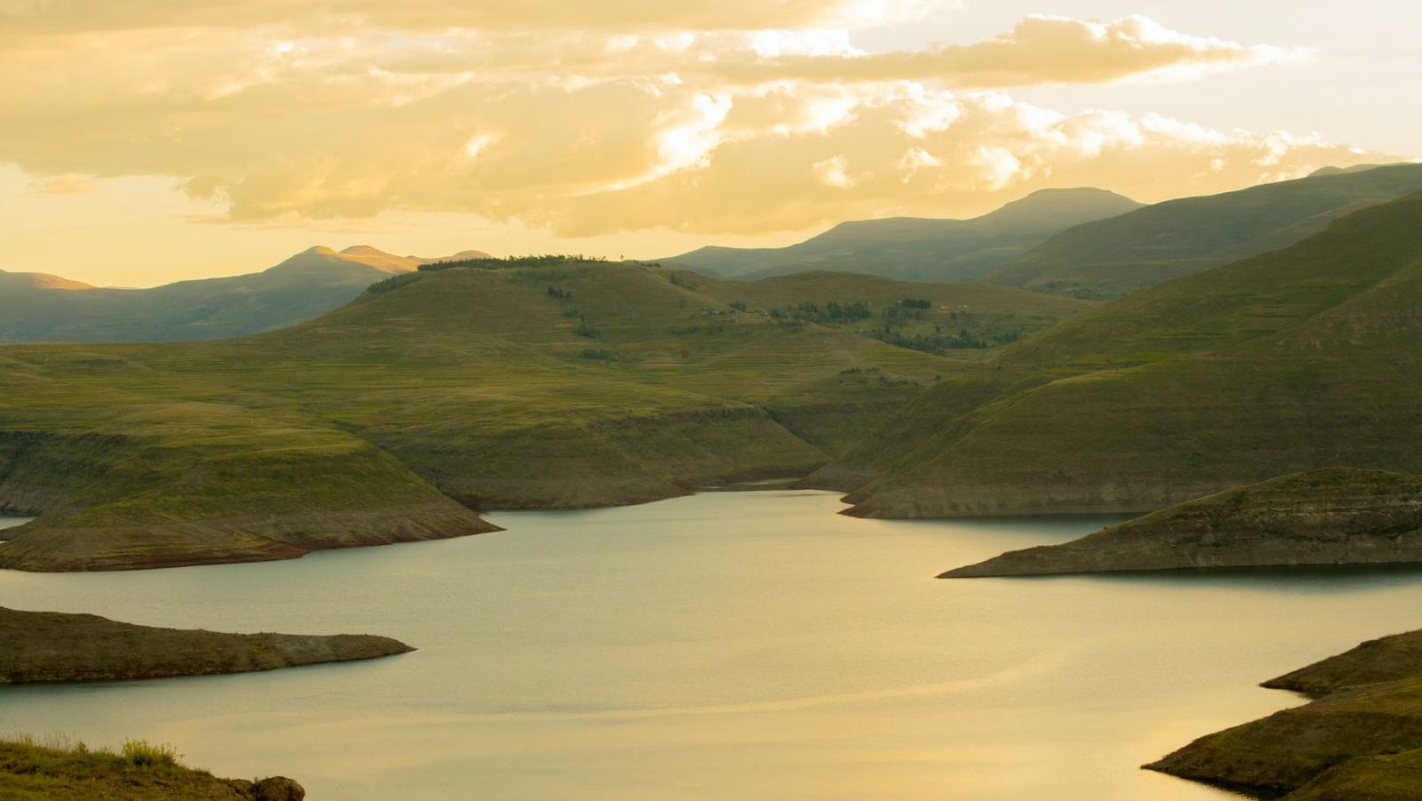 Rondreis-Zuid-Afrika-Lesotho-meer-met-bergen-aspect-ratio-1000-563