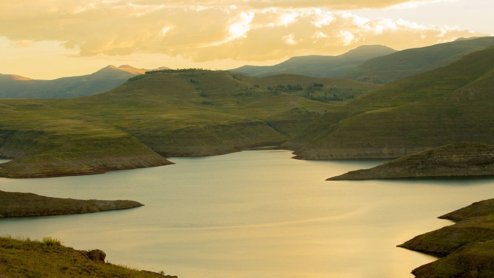 Rondreis Zuid-Afrika, Lesotho, meer met bergen