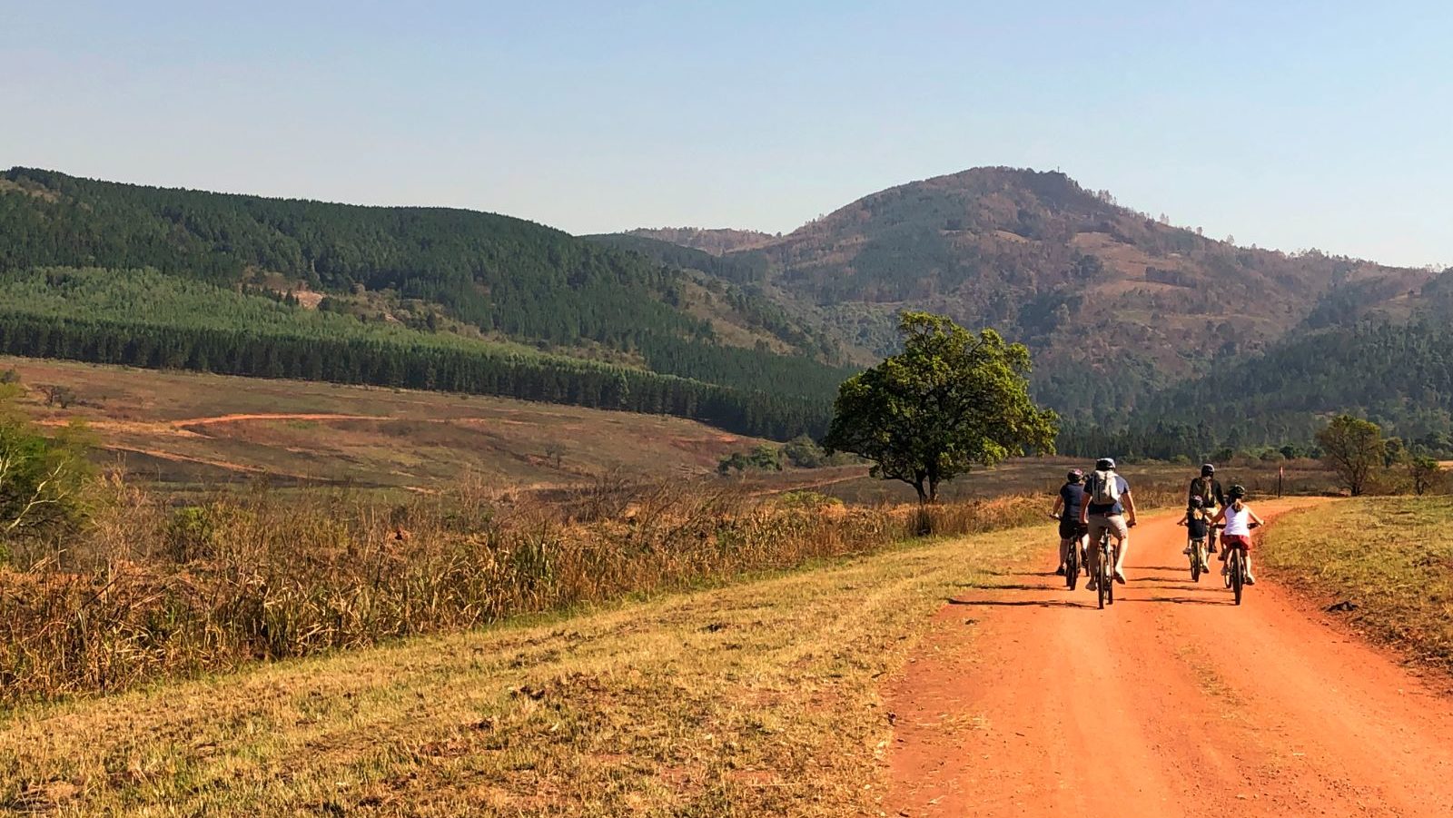 Rondreis-Zuid-Afrika-Mlilwane-Wildlife-Sanctuary-fietsers-aspect-ratio-1000-563