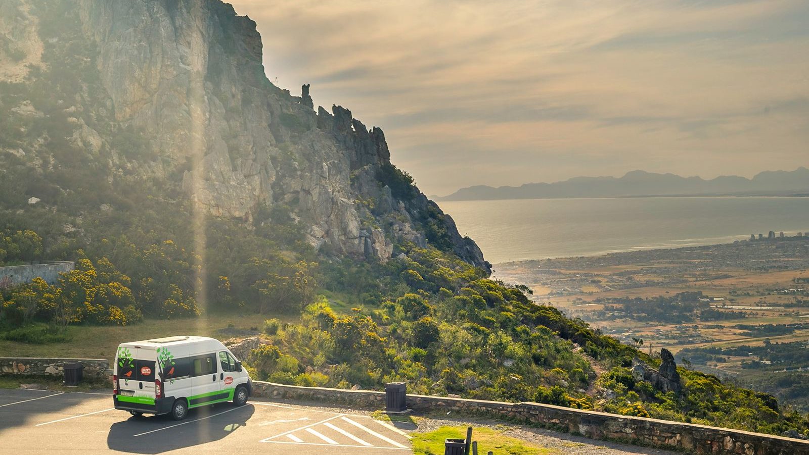 Rondreis Zuid-Afrika, Tuinroute, camper op een parkeerplaats langs de Garden Route