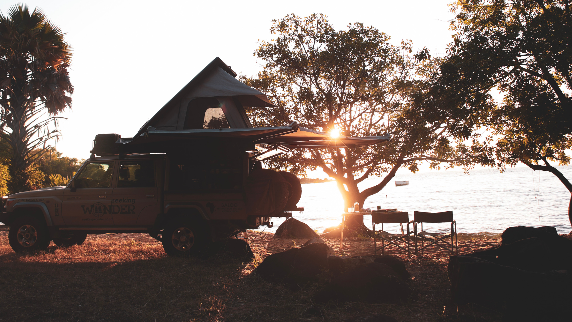 Rondreis Botswana camping expeditie 4x4 met datktent bij zonsondergang