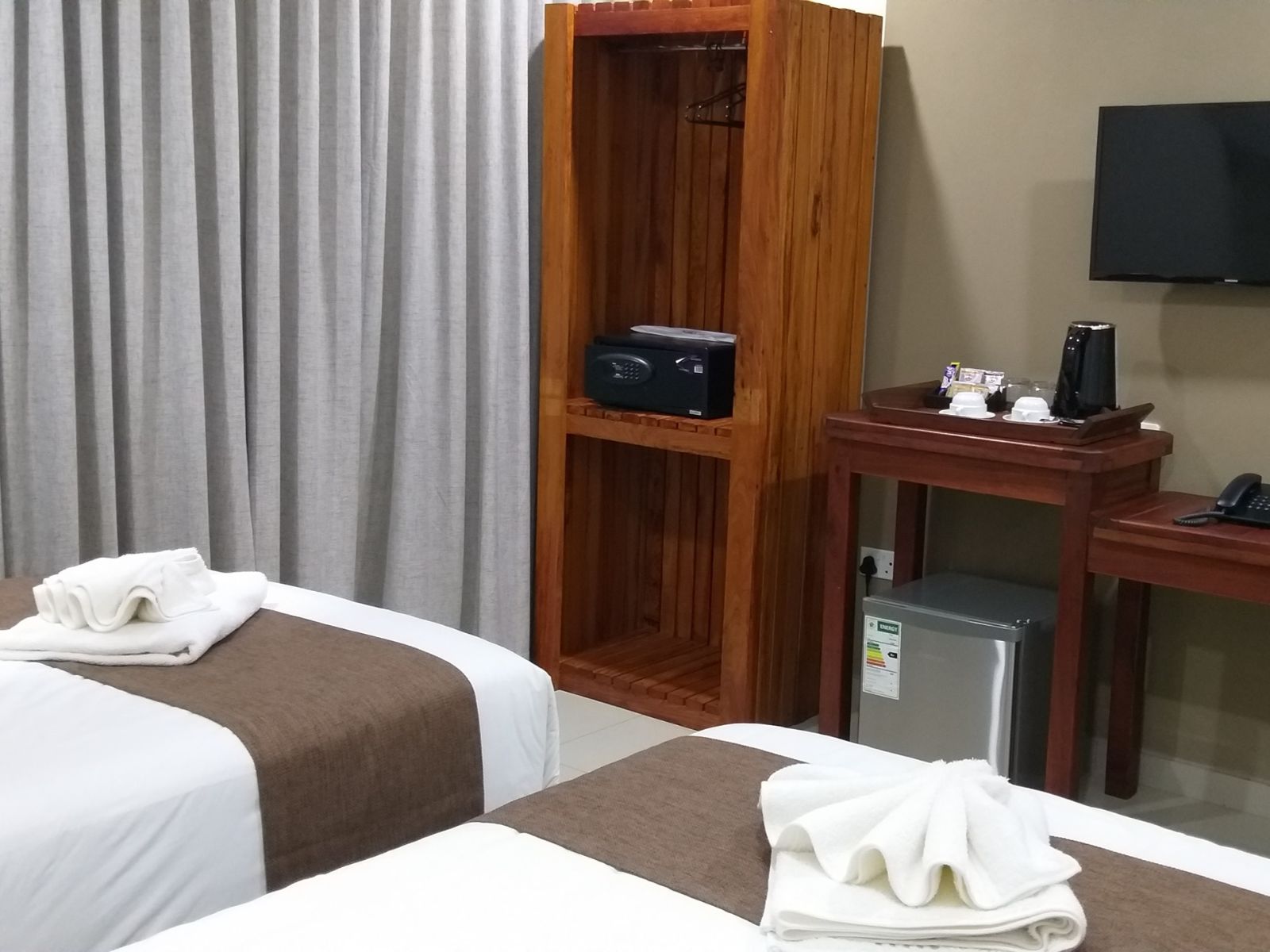 rondreis botwswana, kasane, kwalape safari lodge tweepersoonskamer met losse bedden