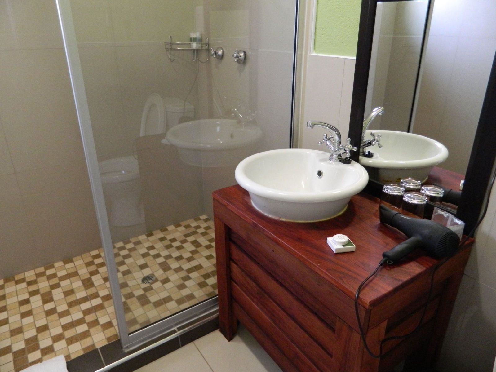 rondreis botwswana, kasane, kwalape safari lodge badkamer