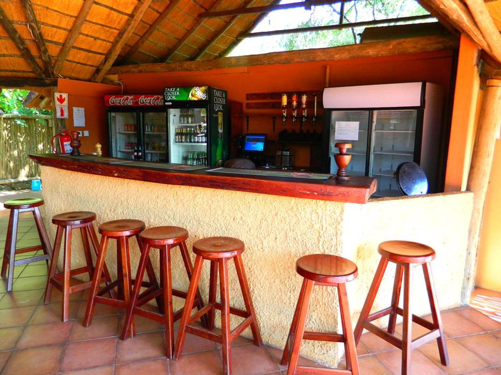 rondreis botwswana, kasane, kwalape safari lodge bar