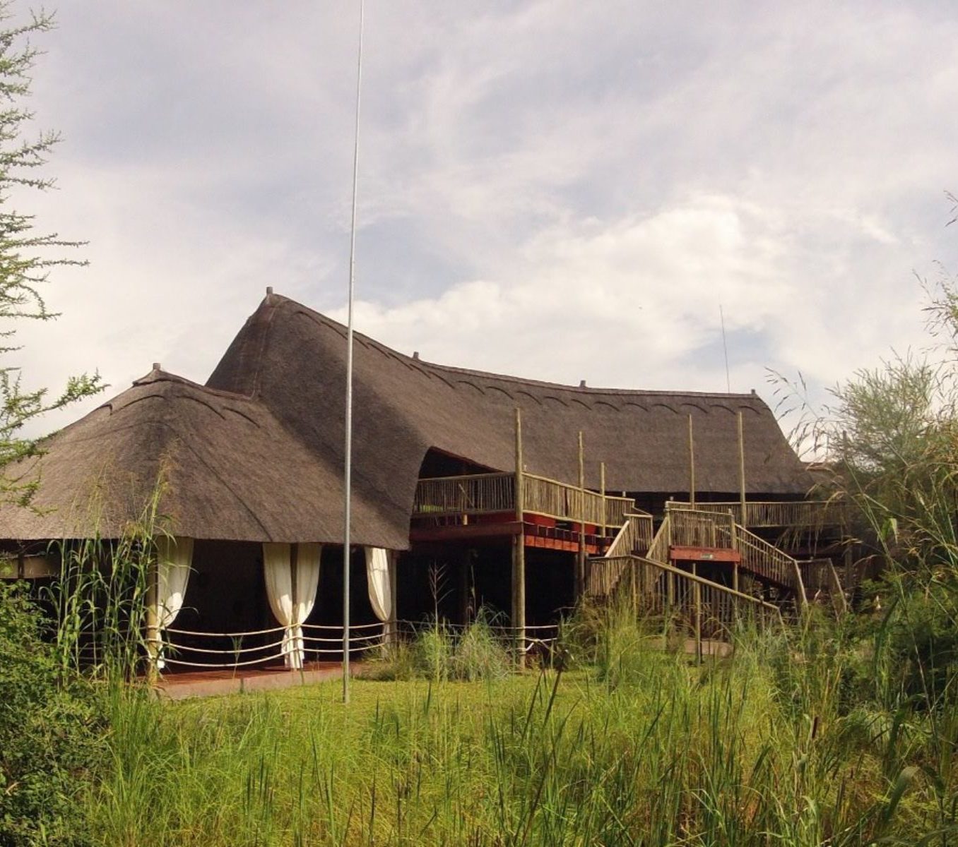 rondreis botwswana, kasane, kwalape safari lodge buitenaanzicht