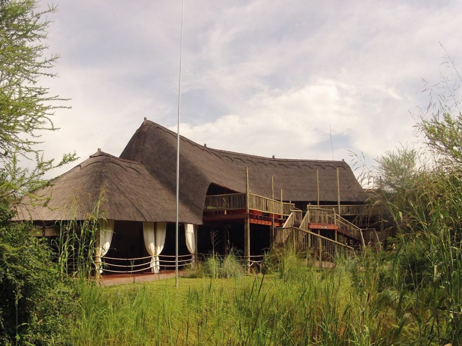 rondreis botwswana, kasane, kwalape safari lodge buitenaanzicht
