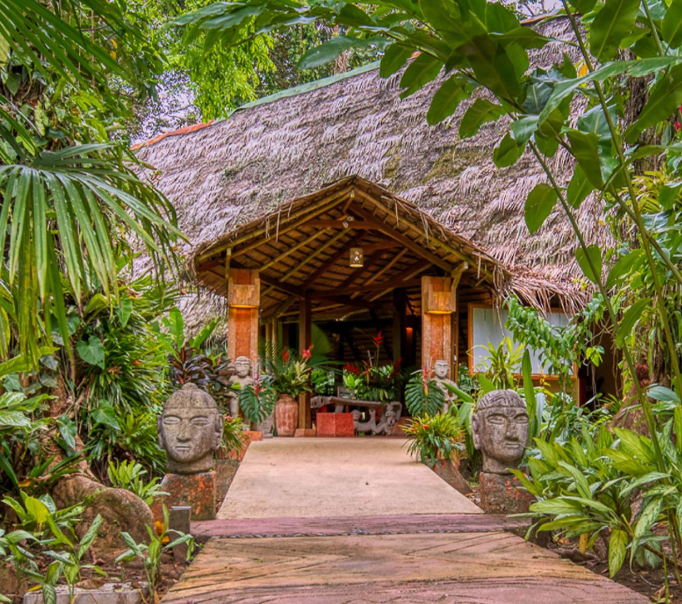 rondreis costa rica, punta cocles, shawandha ecolodge buitenaanzicht