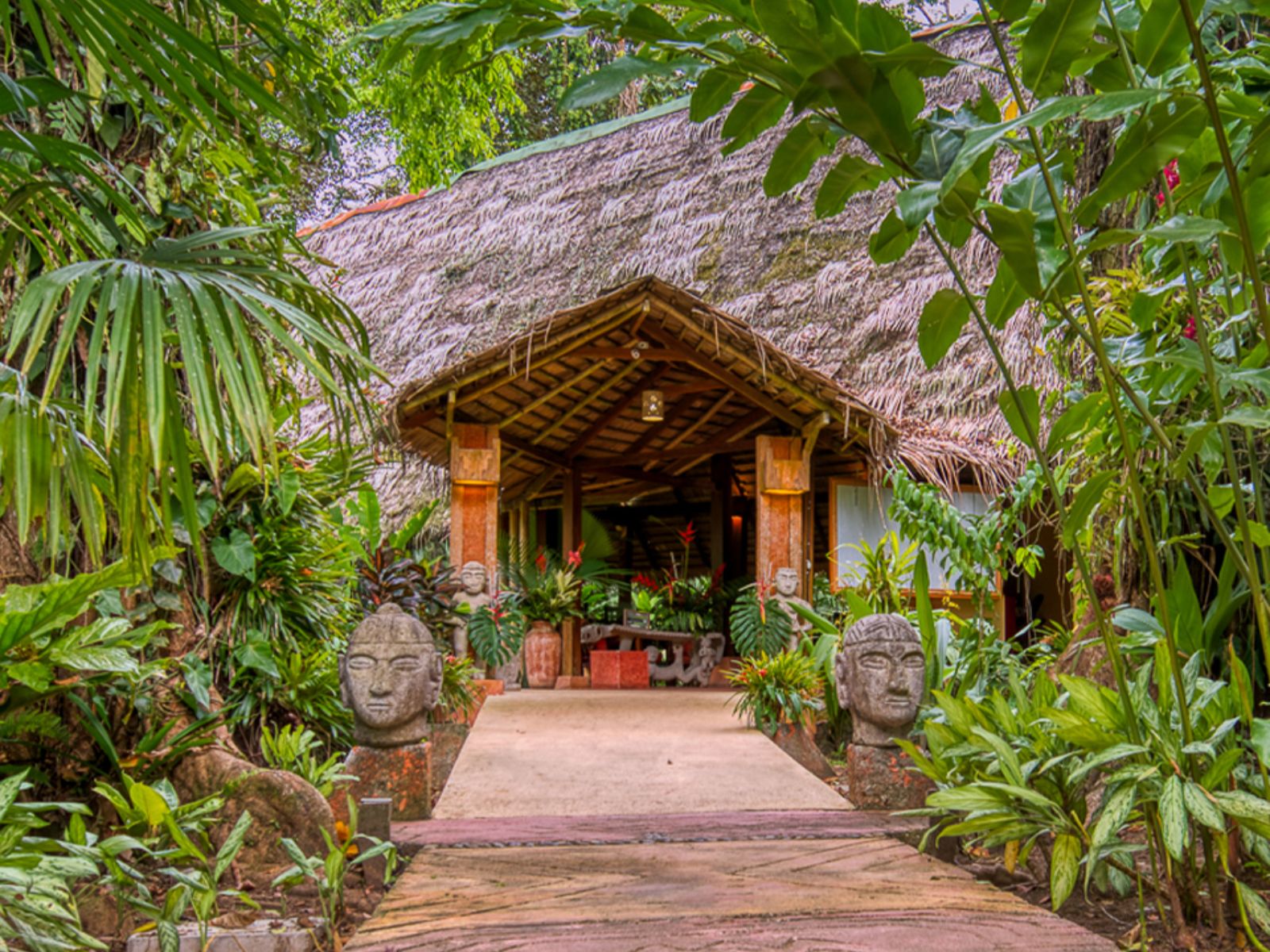 rondreis costa rica, punta cocles, shawandha ecolodge buitenaanzicht