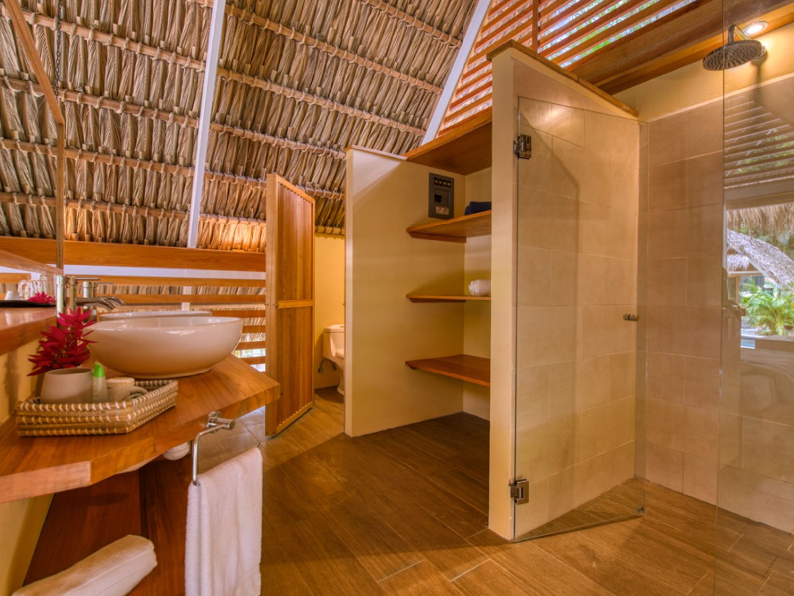 rondreis costa rica, punta cocles, shawandha ecolodge badkamer