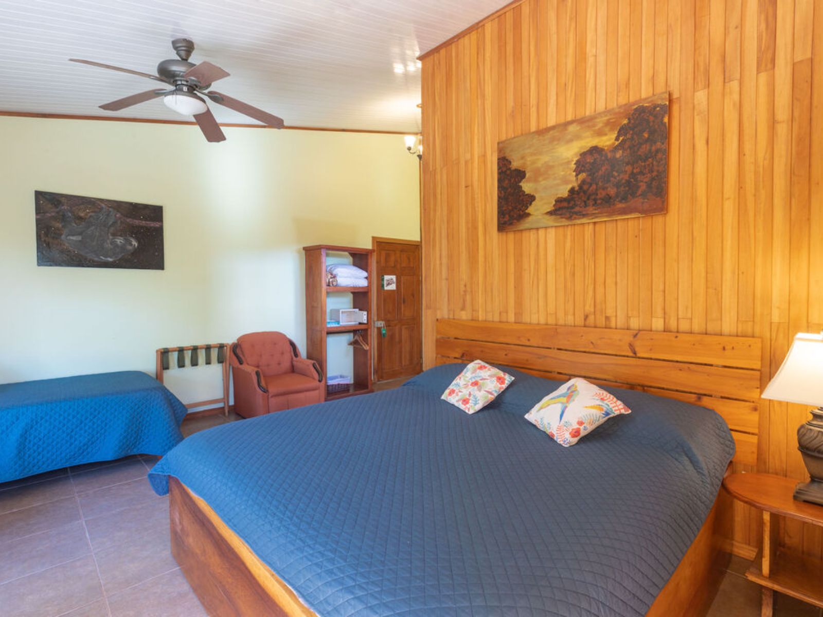 rondreis costa rica, santa elena, cala lodge kamer met bed en zithoek