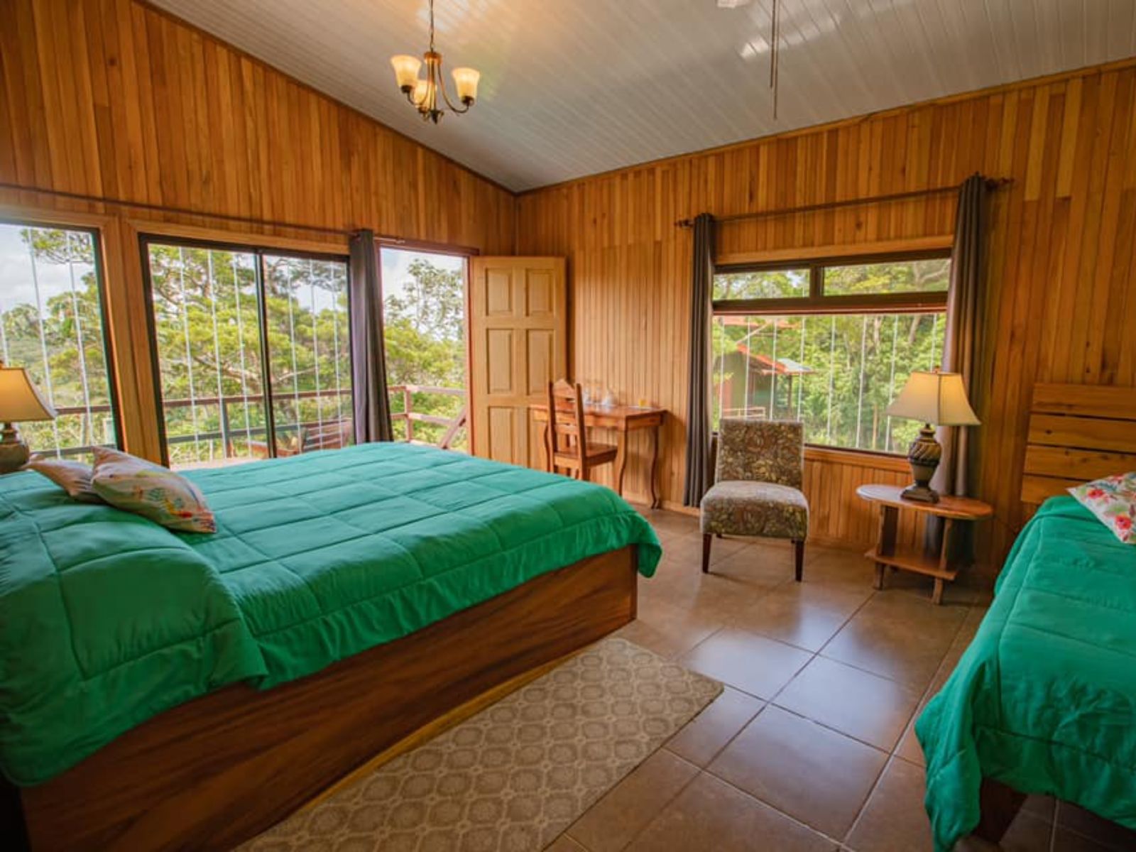 rondreis costa rica, santa elena, cala lodge kamer met groen bed