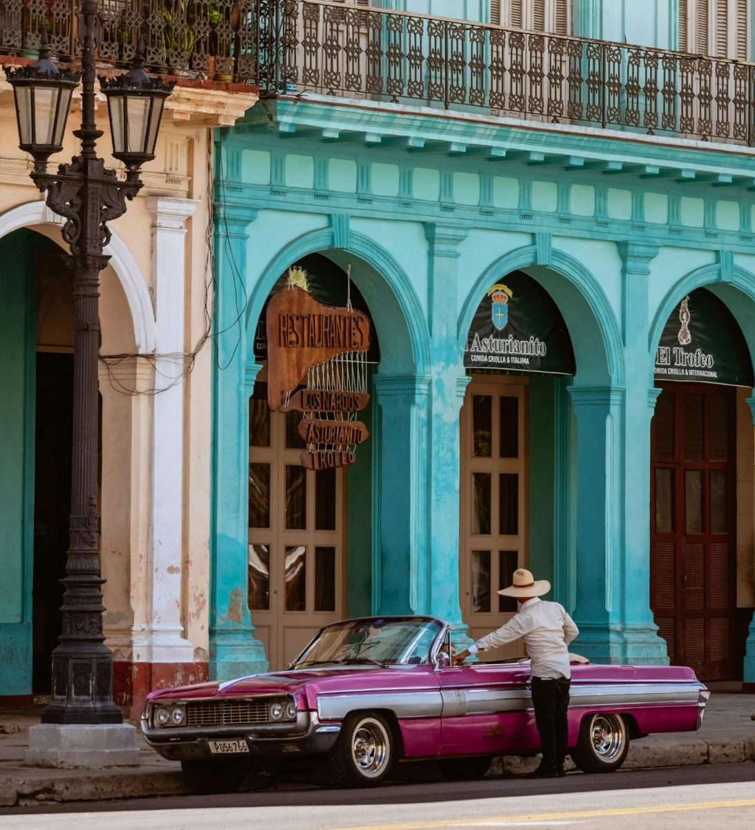 rondreis-cuba-havana-kleurrijke gebouwen en oldtimer