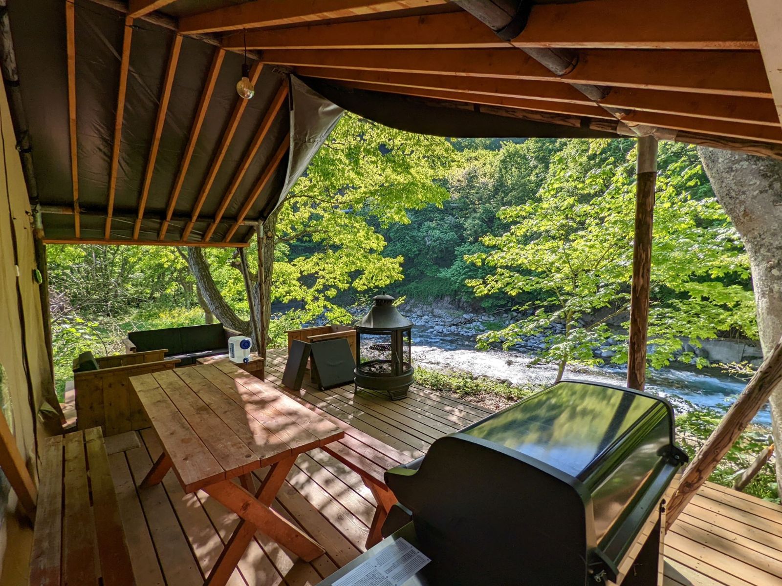 Rondreis Japan, Minakami, Riverside Oasis Glamping tent uitzicht over rivier