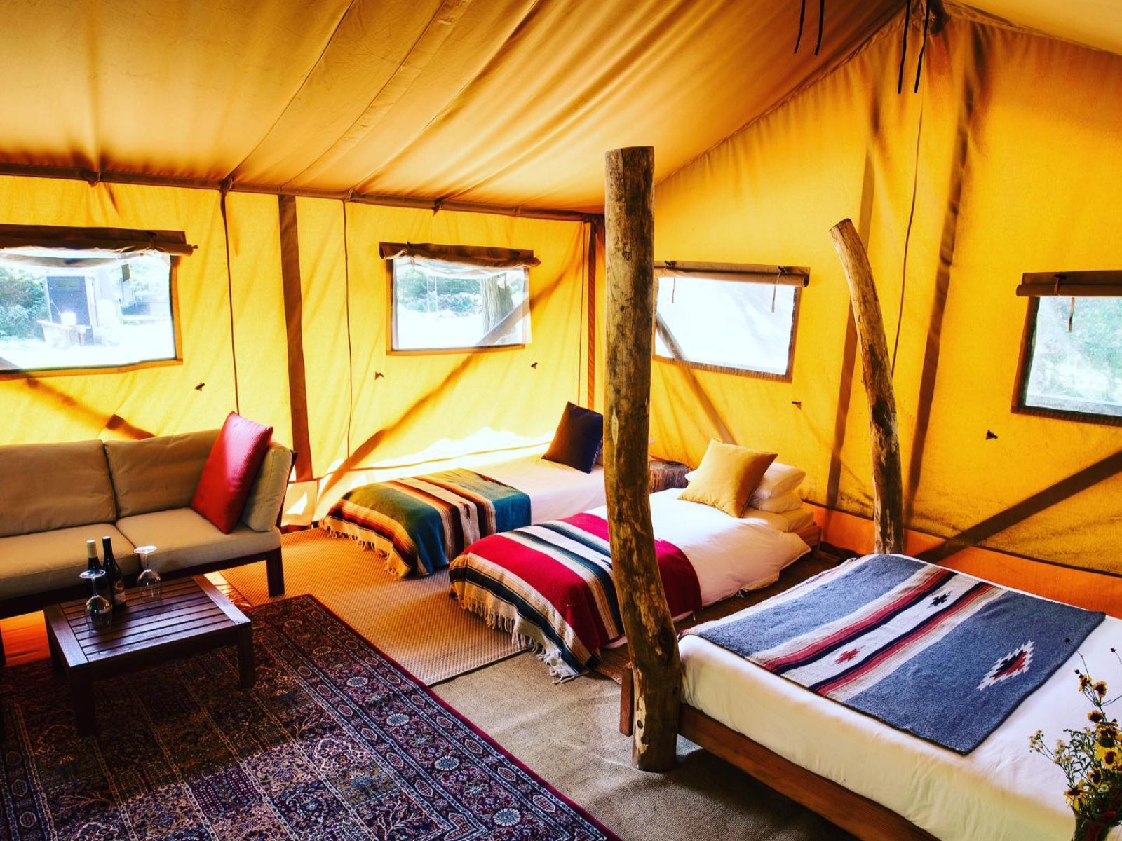 Rondreis Japan, Minakami, Riverside Oasis Glamping tent slaapgedeelte met bedden