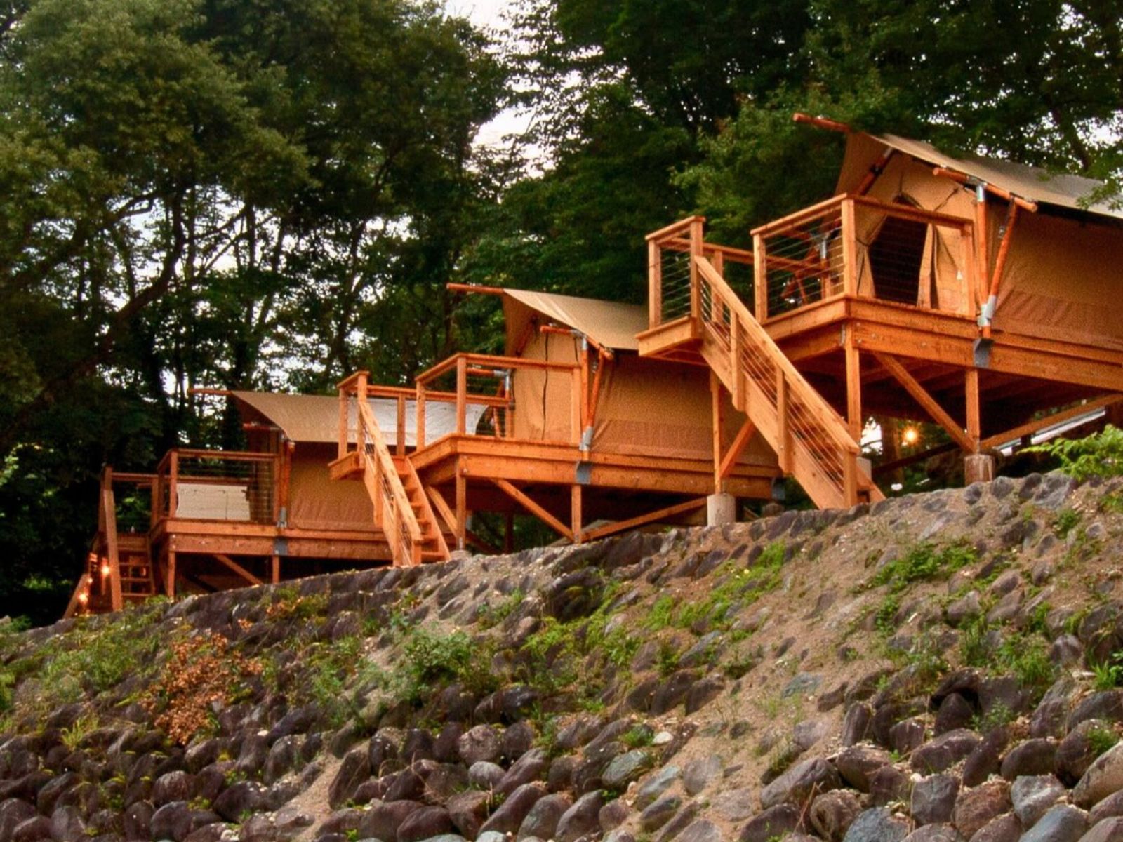 Rondreis Japan, Minakami, Riverside Oasis Glamping tenten aan rivier