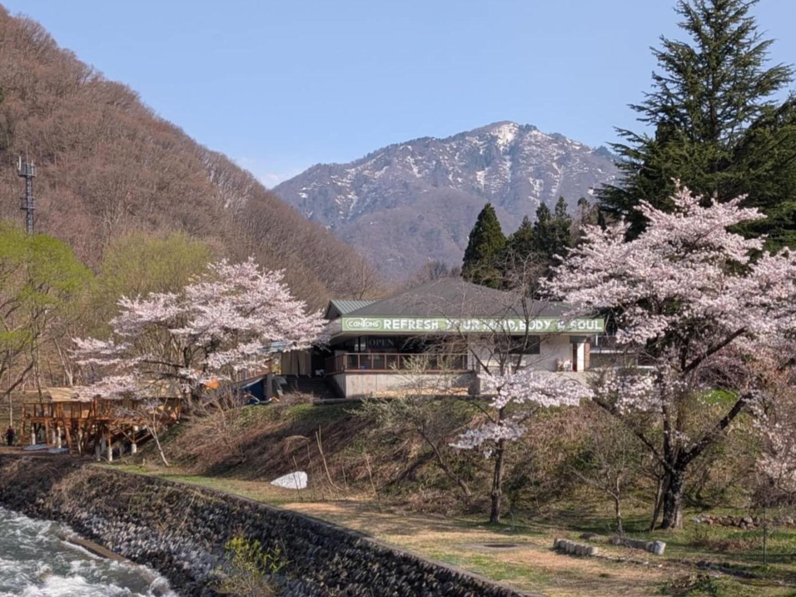 Rondreis Japan, Minakami, Riverside Oasis Glamping, buitenaanzicht met uitzicht over bergen