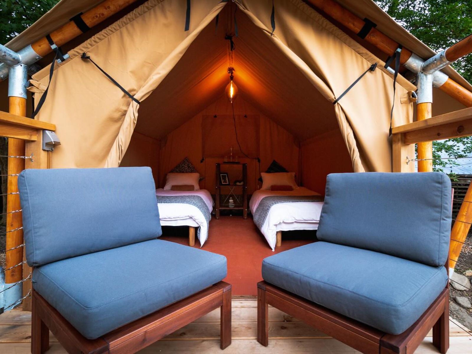 Rondreis Japan, Minakami, Riverside Oasis Glamping, glamping tent met zithoek en twin-bedden