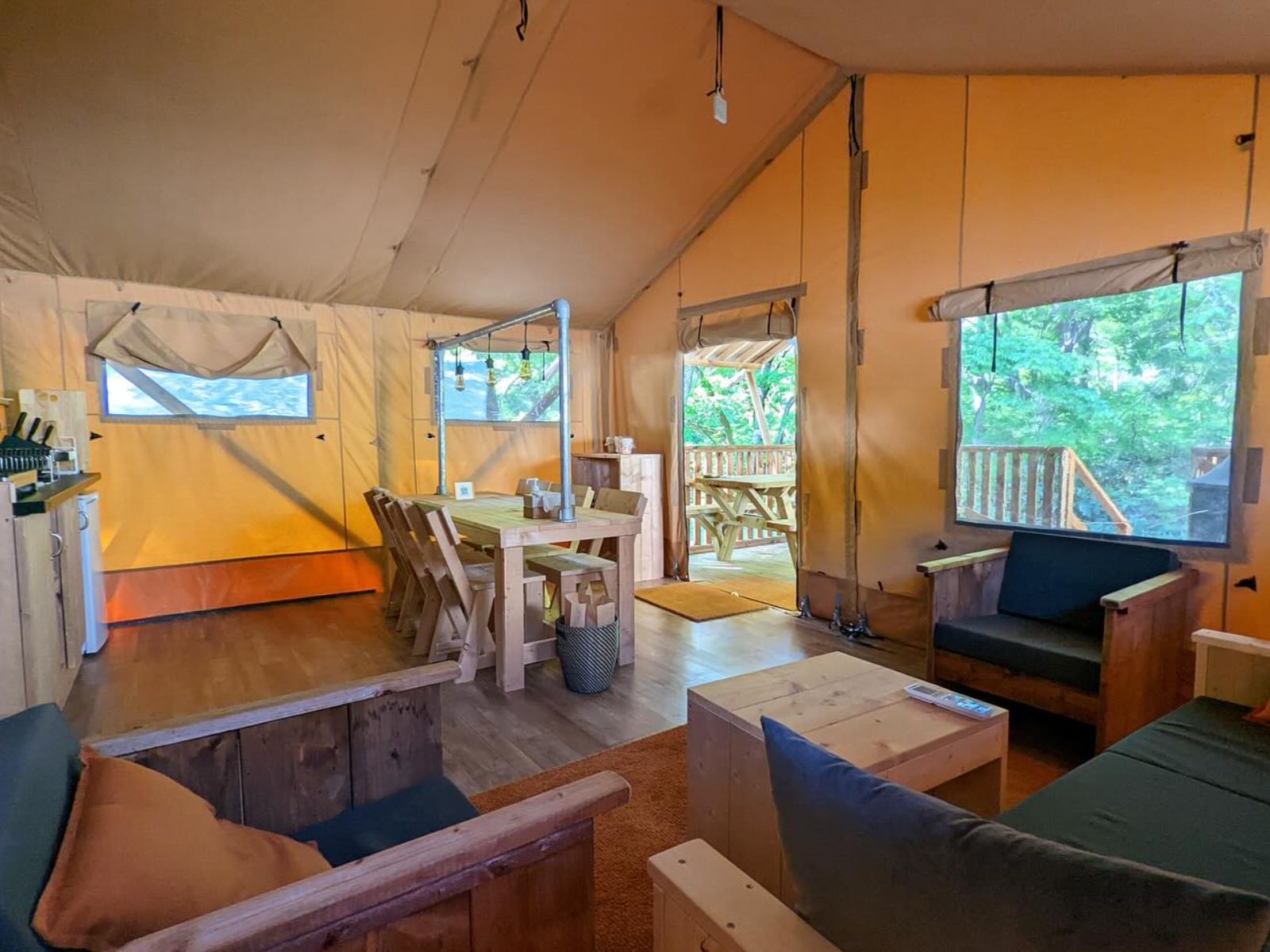 Rondreis Japan, Minakami, Riverside Oasis Glamping tent binnenaanzicht