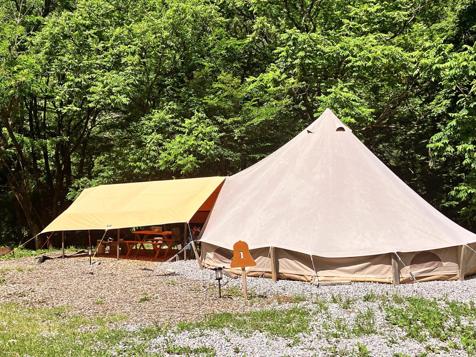 Rondreis Japan, Minakami, Riverside Oasis Glamping tent buitenaanzicht