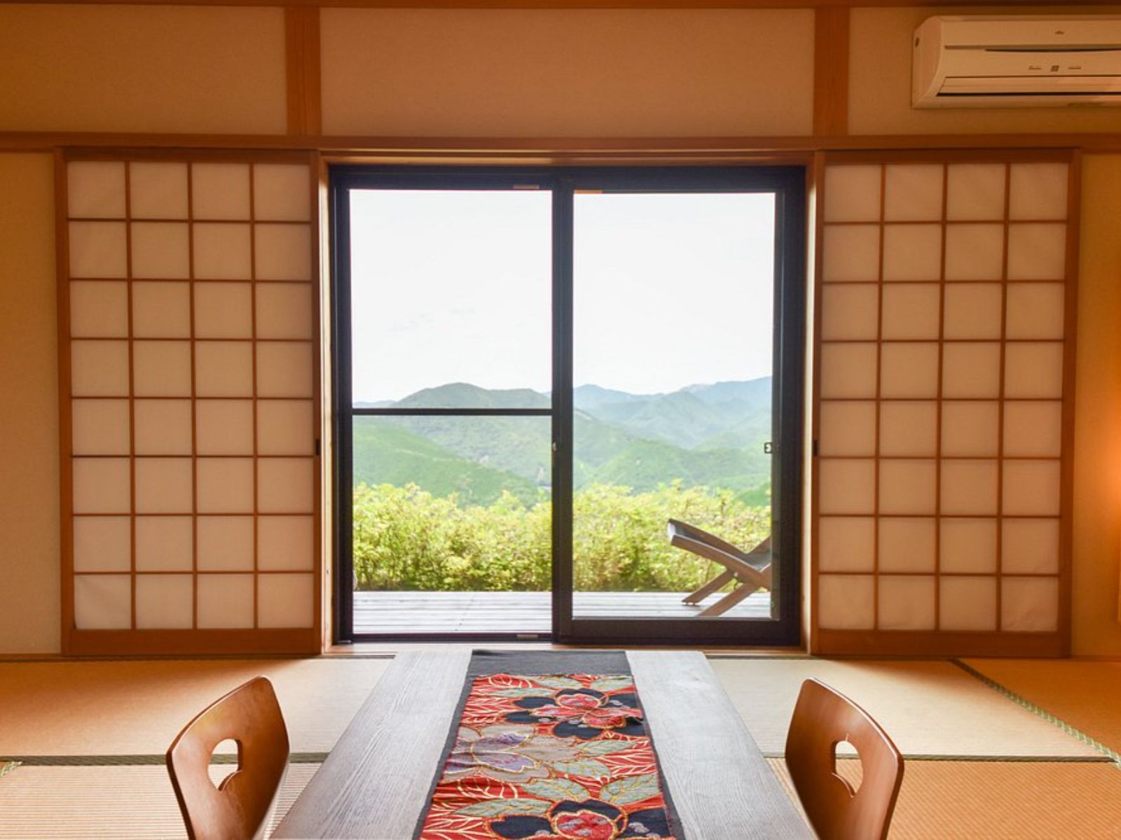 Rondreis Japan, Takahara, Kiri-No-Sato lodge, zitgedeelte in de kamer