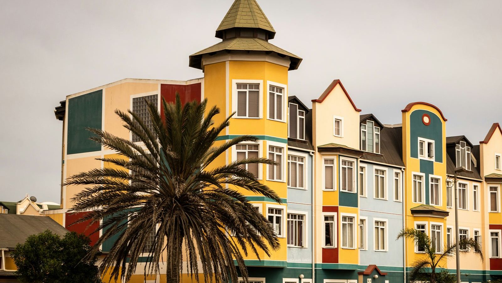 rondreis namibie swakopmund gekleurde gebouwen aan straat